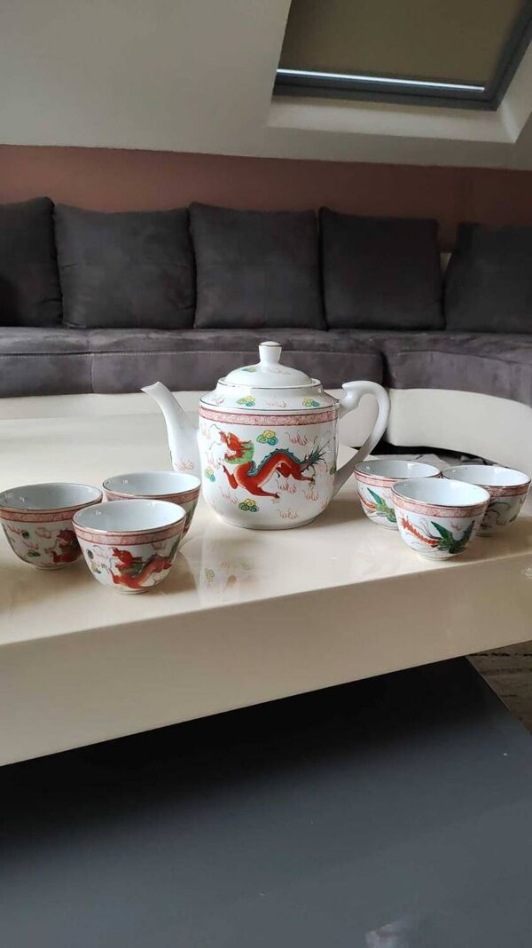 Service à thé Chinois/Théière + 6 tasses. En porcelaine fine. Décor Dragons/Phoenix. Style Famille Rose Feng Shui. Années 70