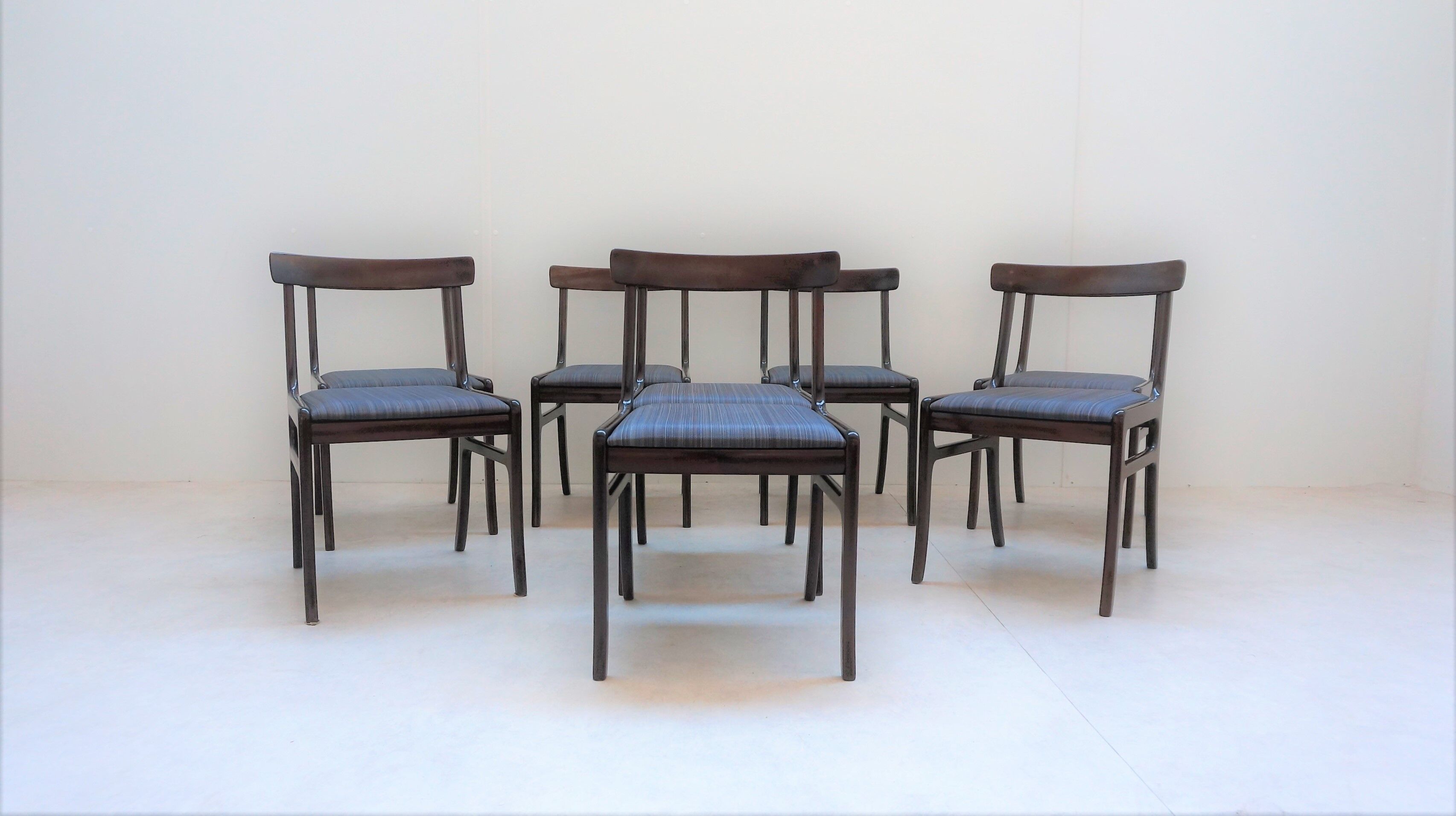 Series of 8 chairs Rundstedlung Ole Wanscher