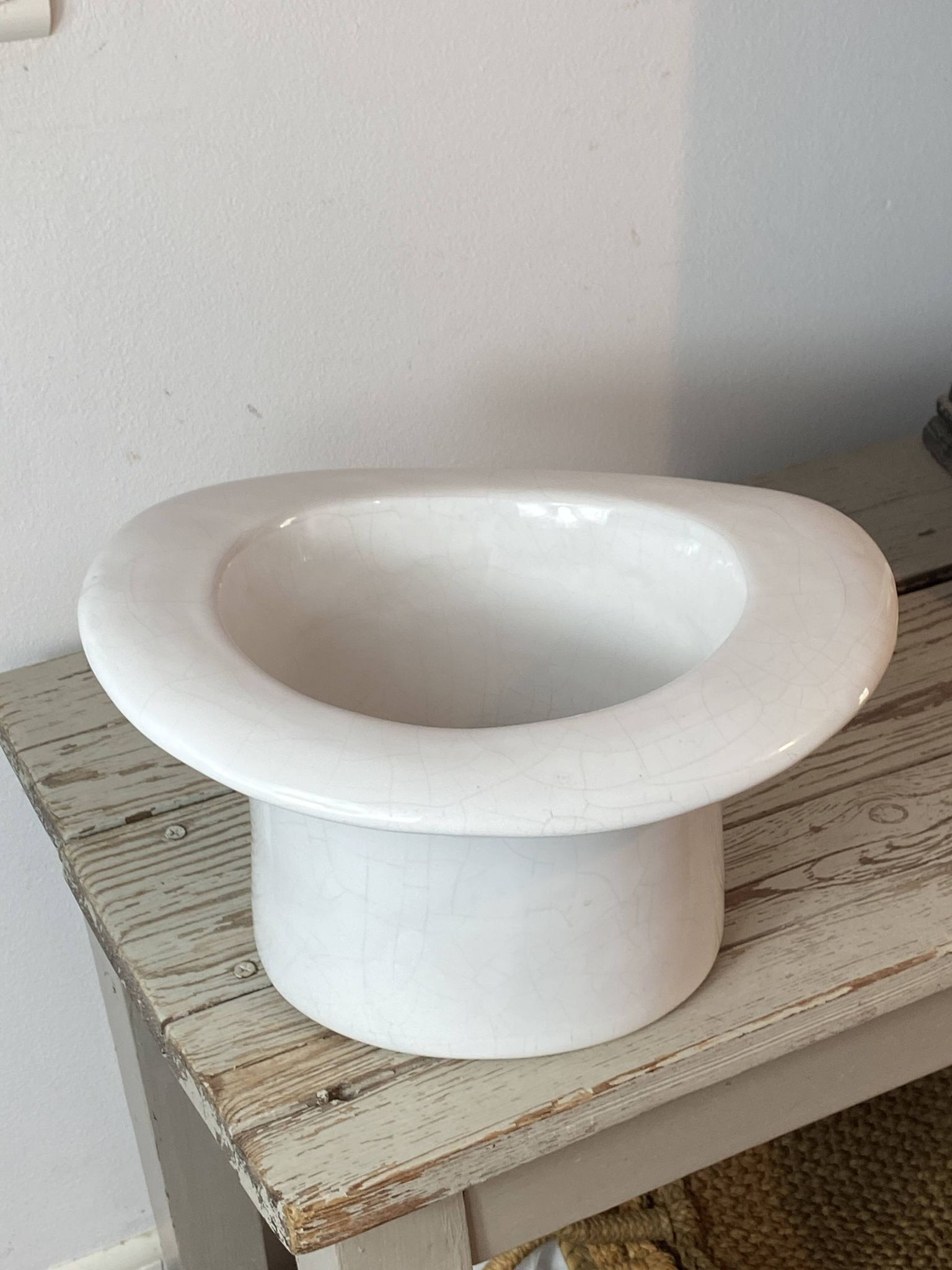 Ceramic hat-shaped cache-pot