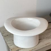 Ceramic hat-shaped cache-pot