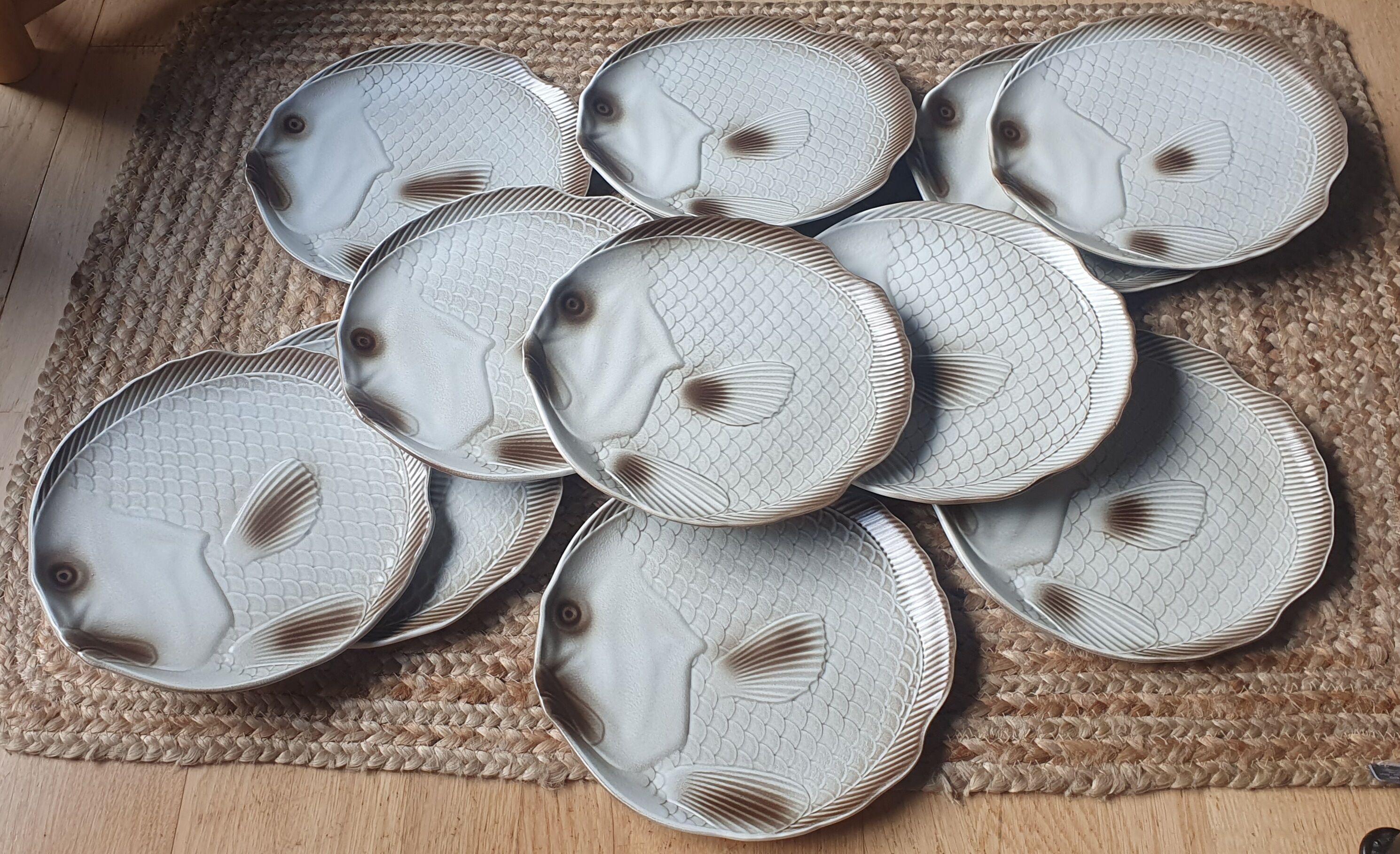 Set of 12 dinner plates and dish