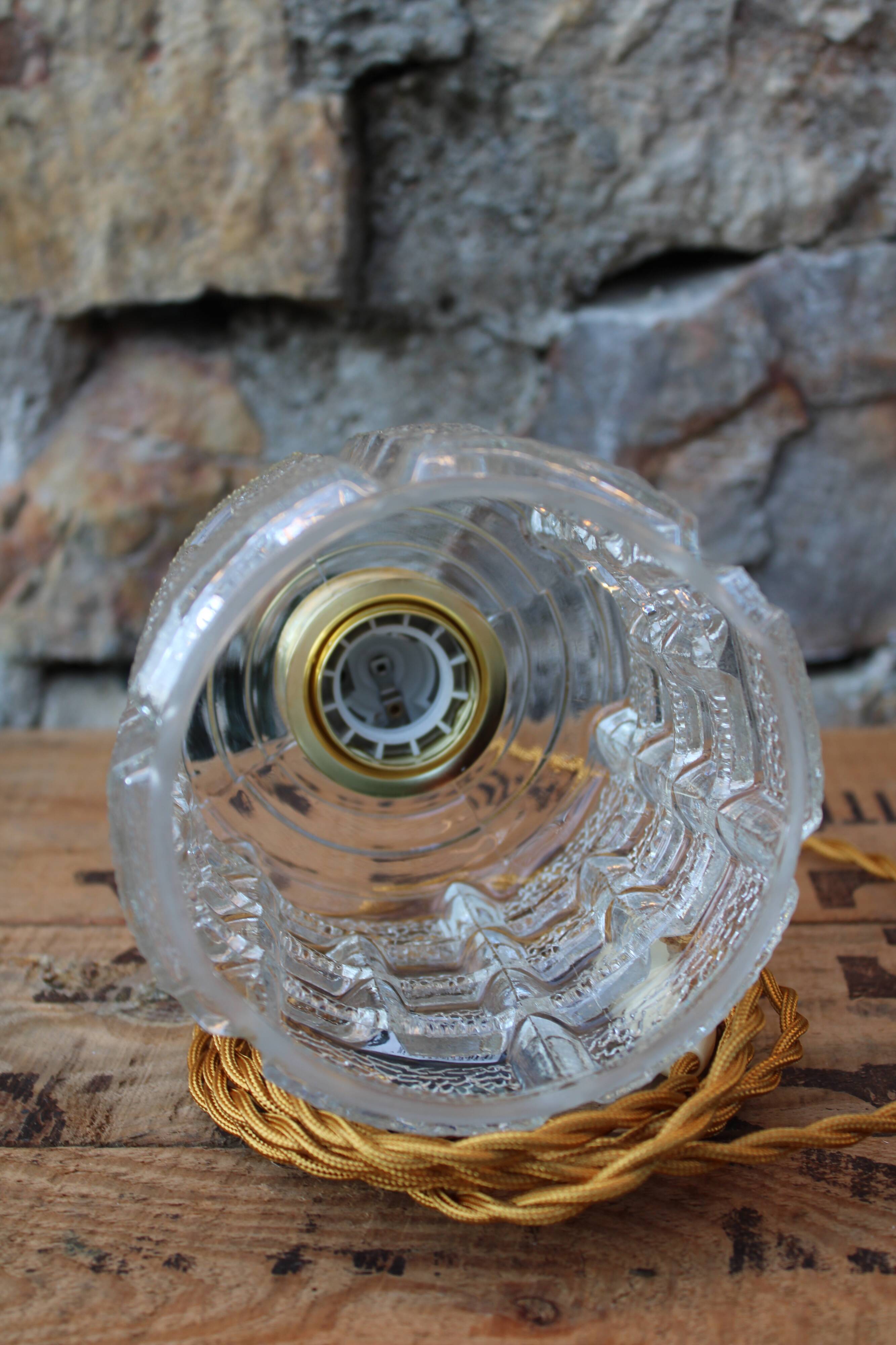 Moulded glass walk-in lamp