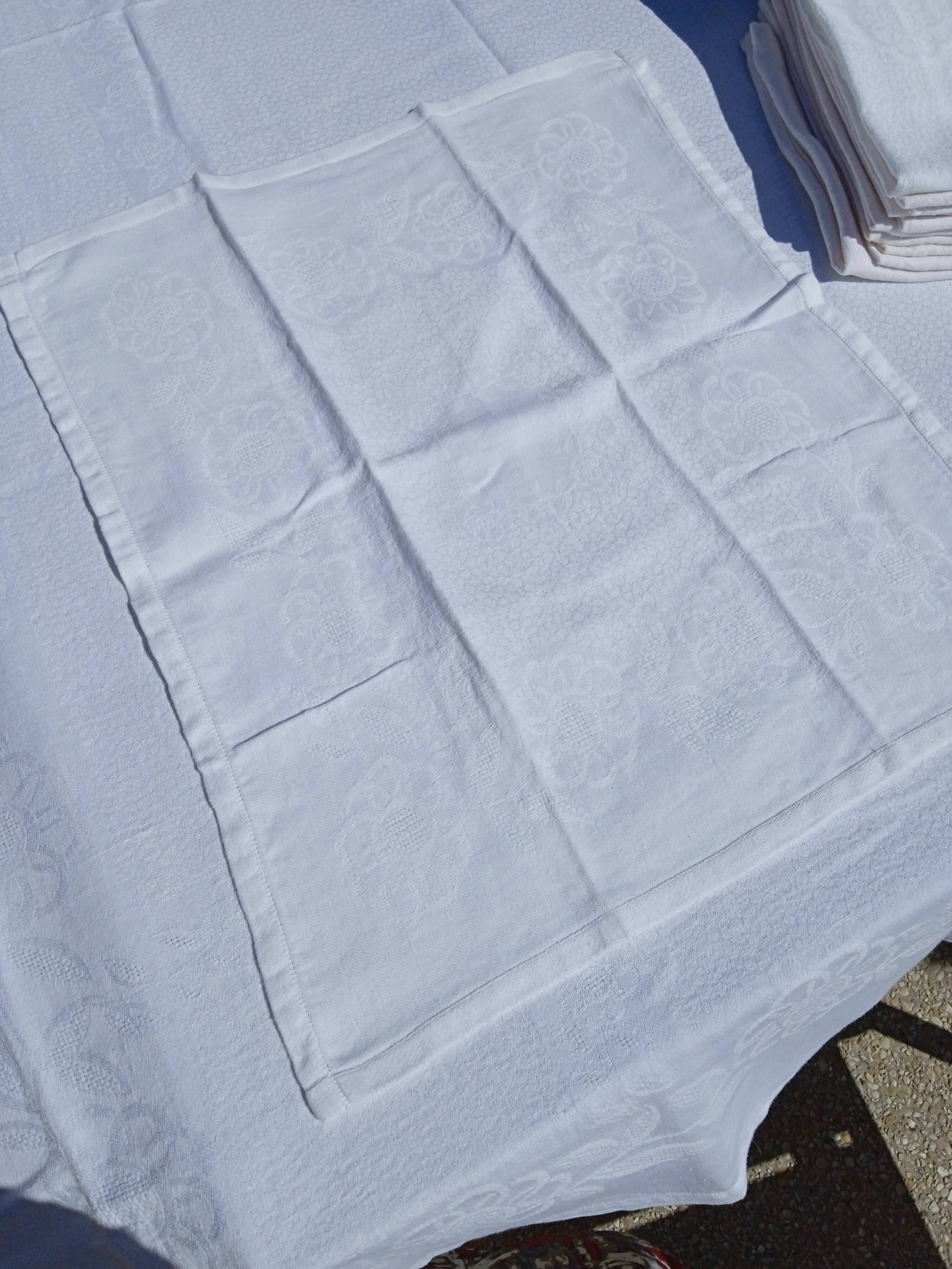 Tablecloth and its 11 damassed towels
