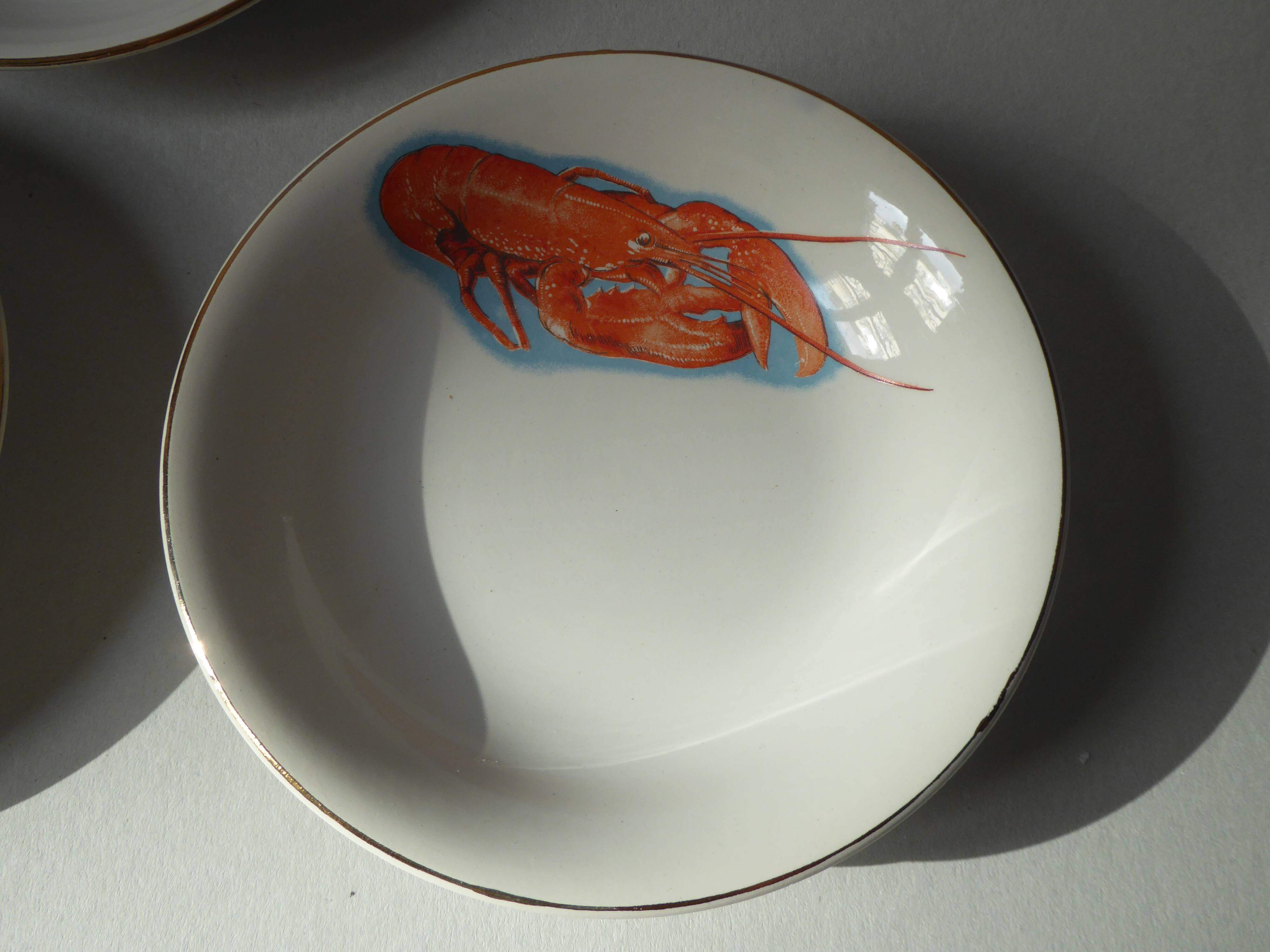 Huit assiettes creuses en faïence à décor de Homards