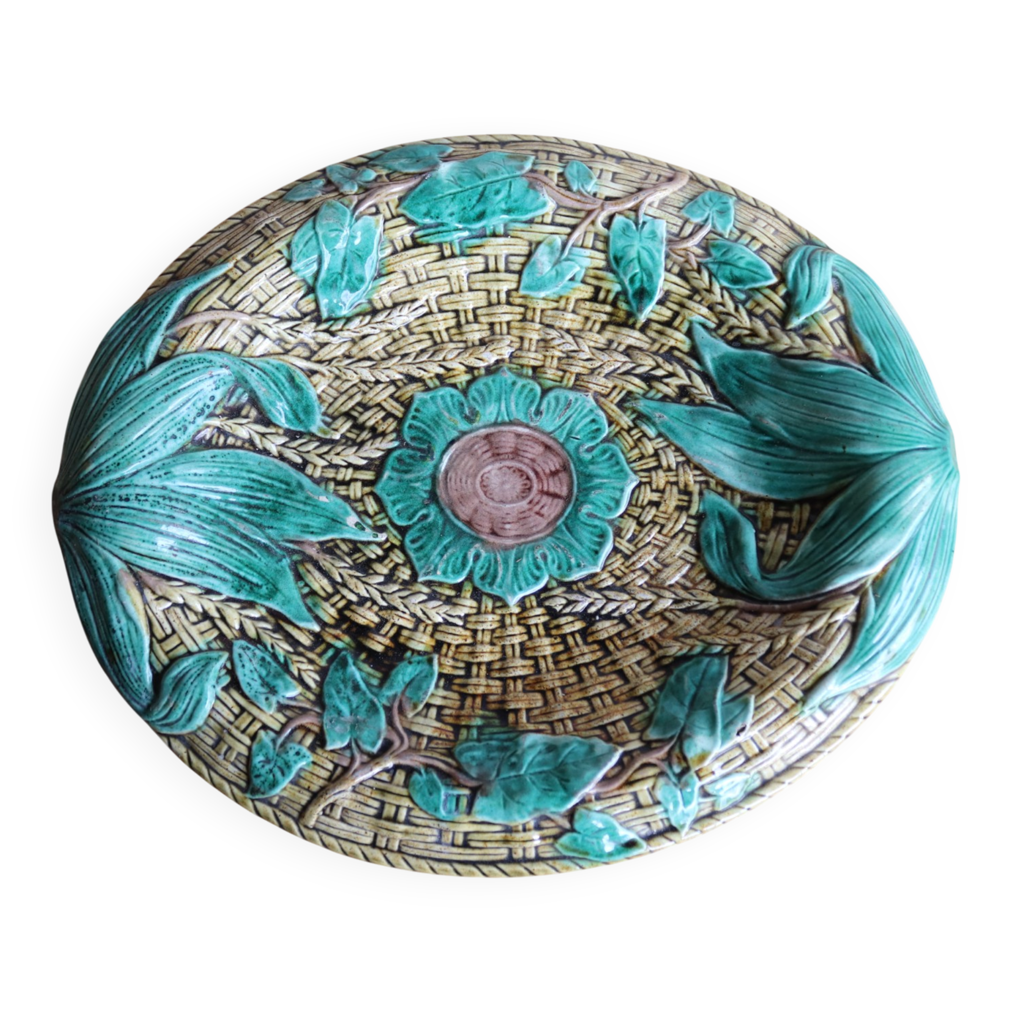Large wall plate in slipware with a floral decoration.