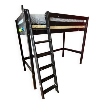 Loft bed for a teenager