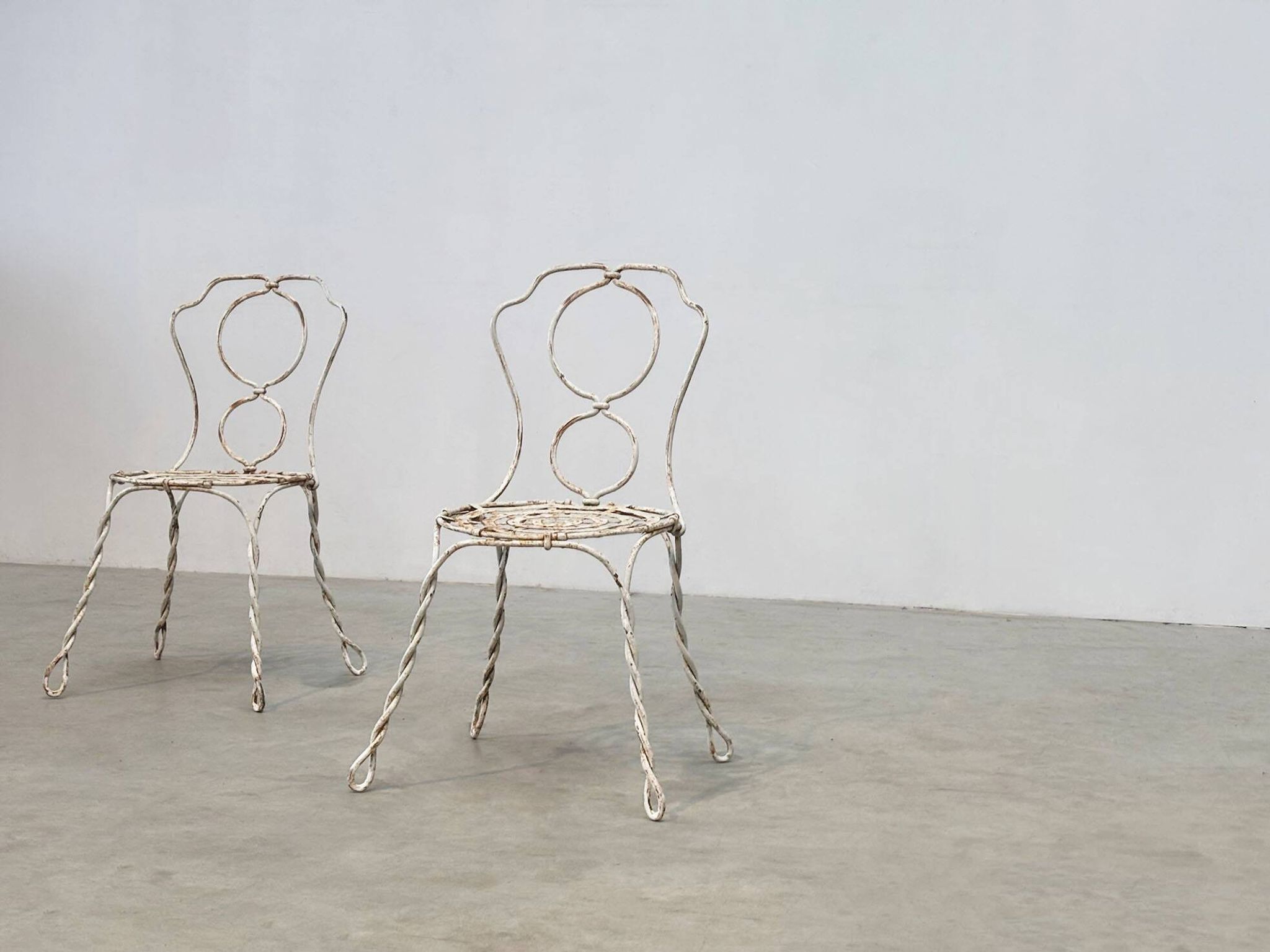 Ensemble de deux chaises de jardin sculpturales françaises