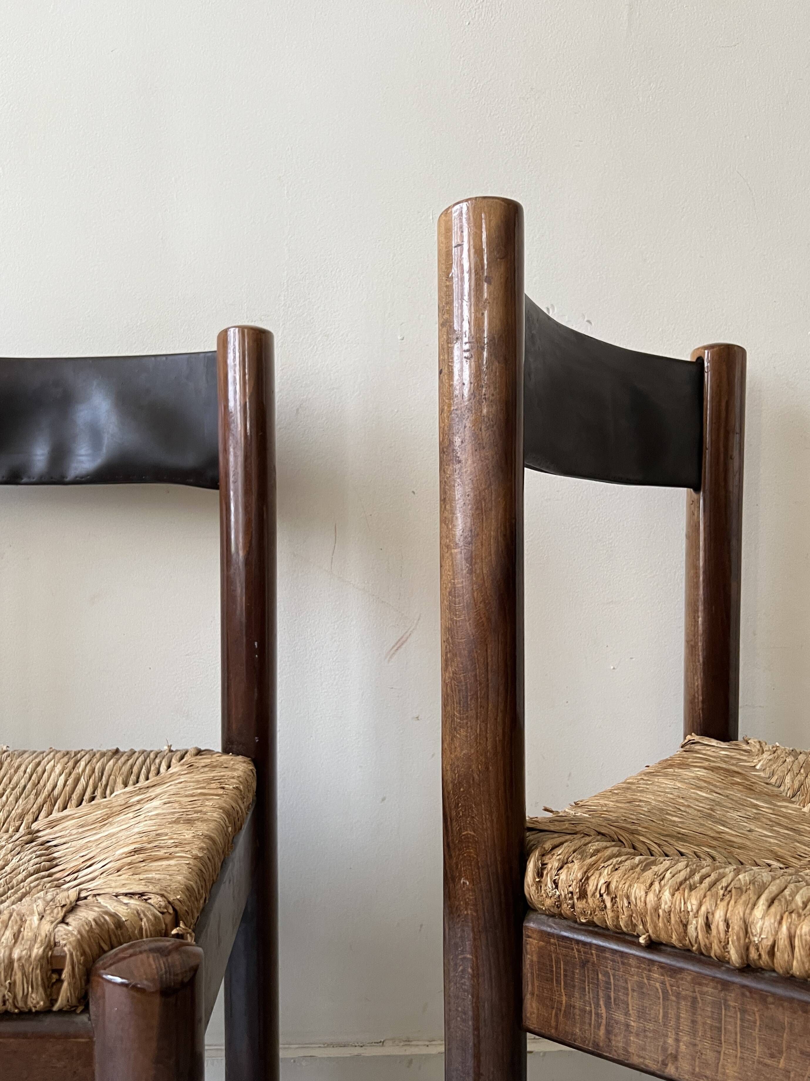 Lot of 4 modernist chairs in solid wood, leather and straw, Italy 1970.