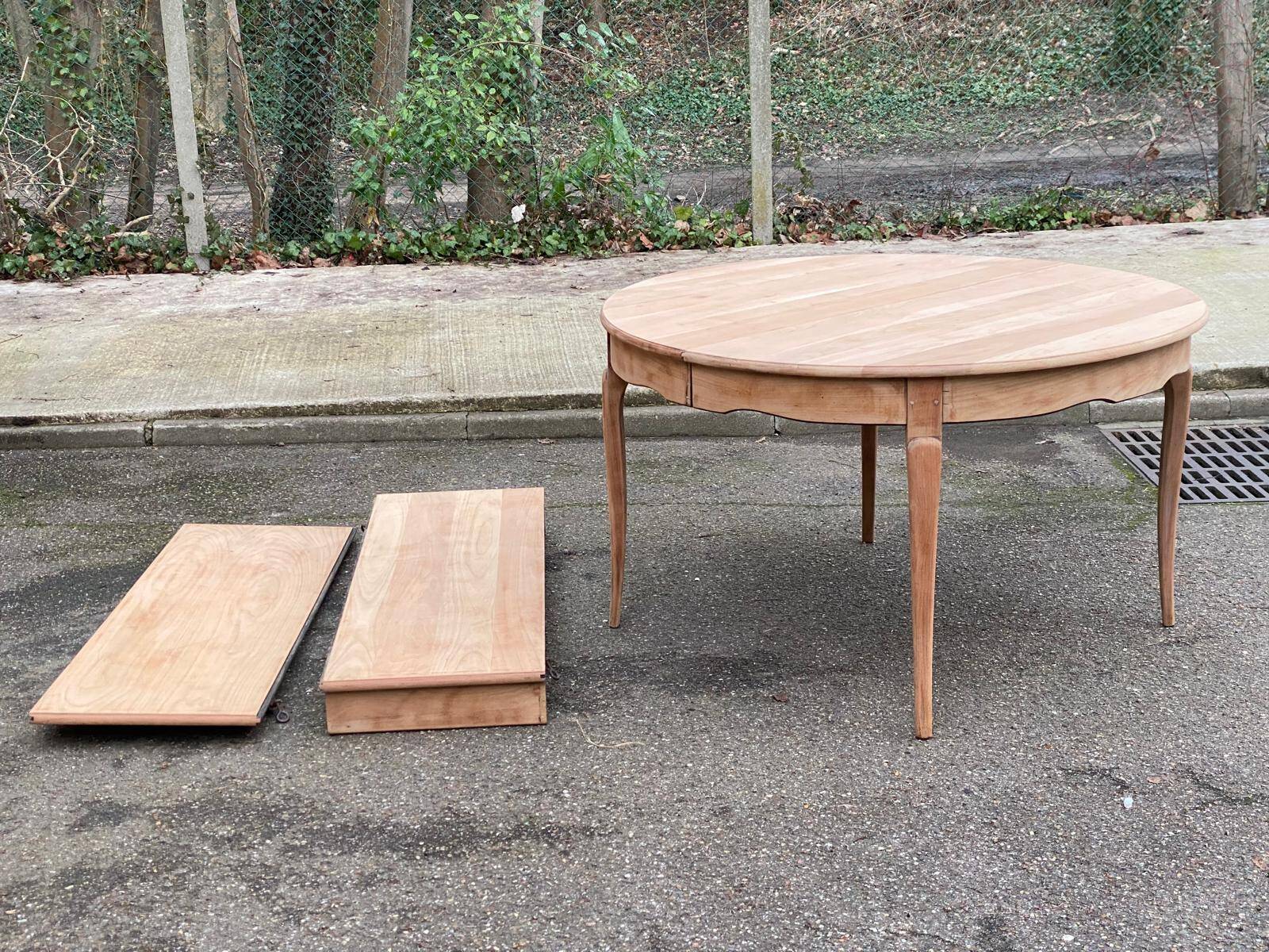 Renovated round dining table in solid wood, Louis XV style from the 19th century.