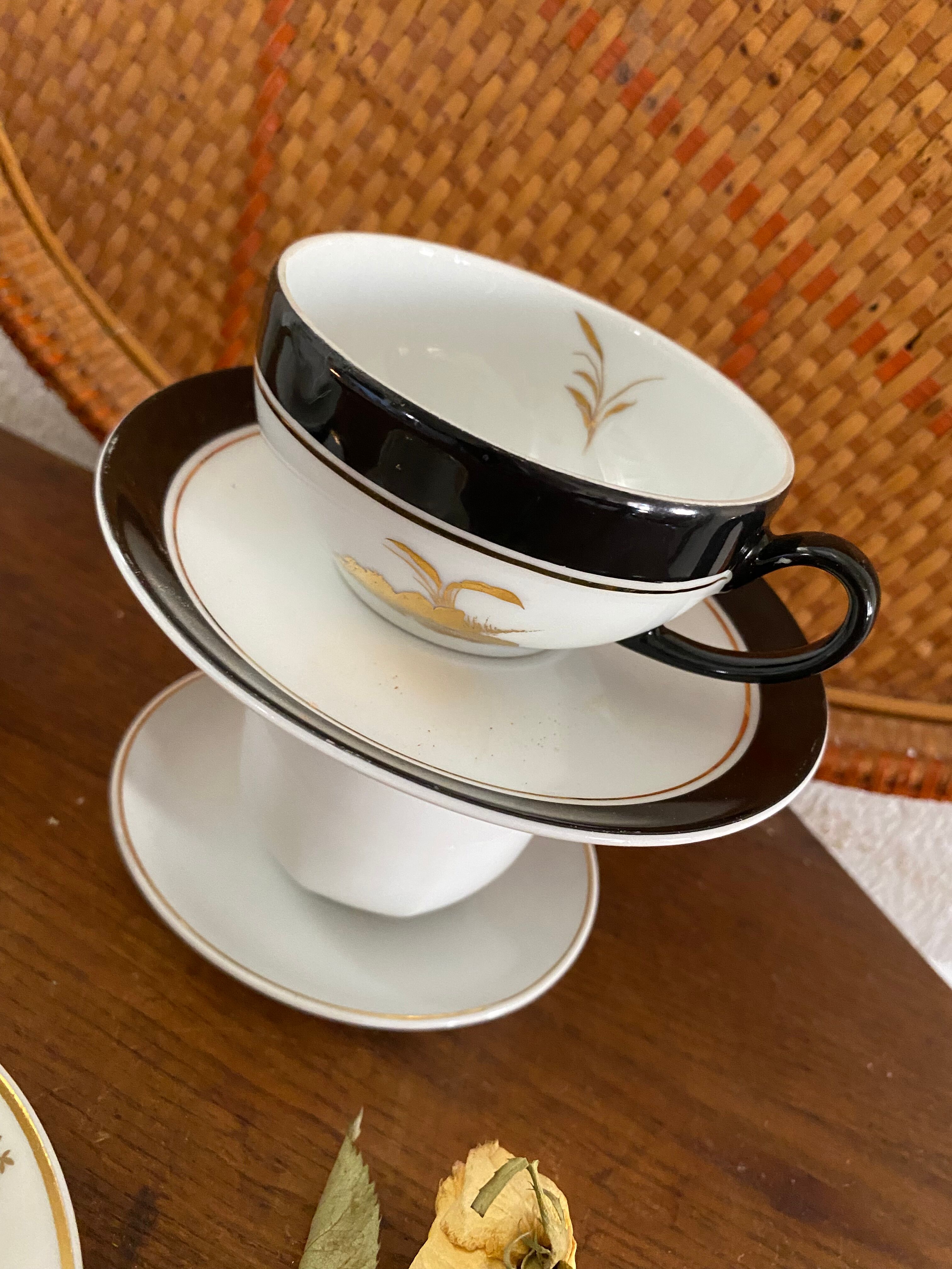 5 coffee cups in white, gold and black