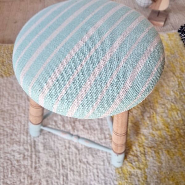 Tabouret tripode ancien assise rayée