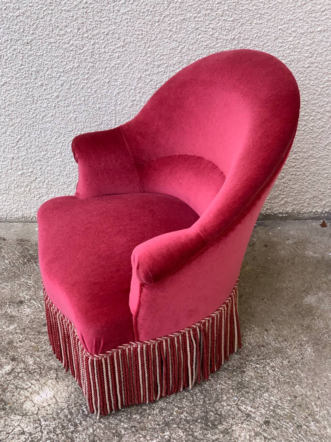 Old raspberry velvet toad armchair