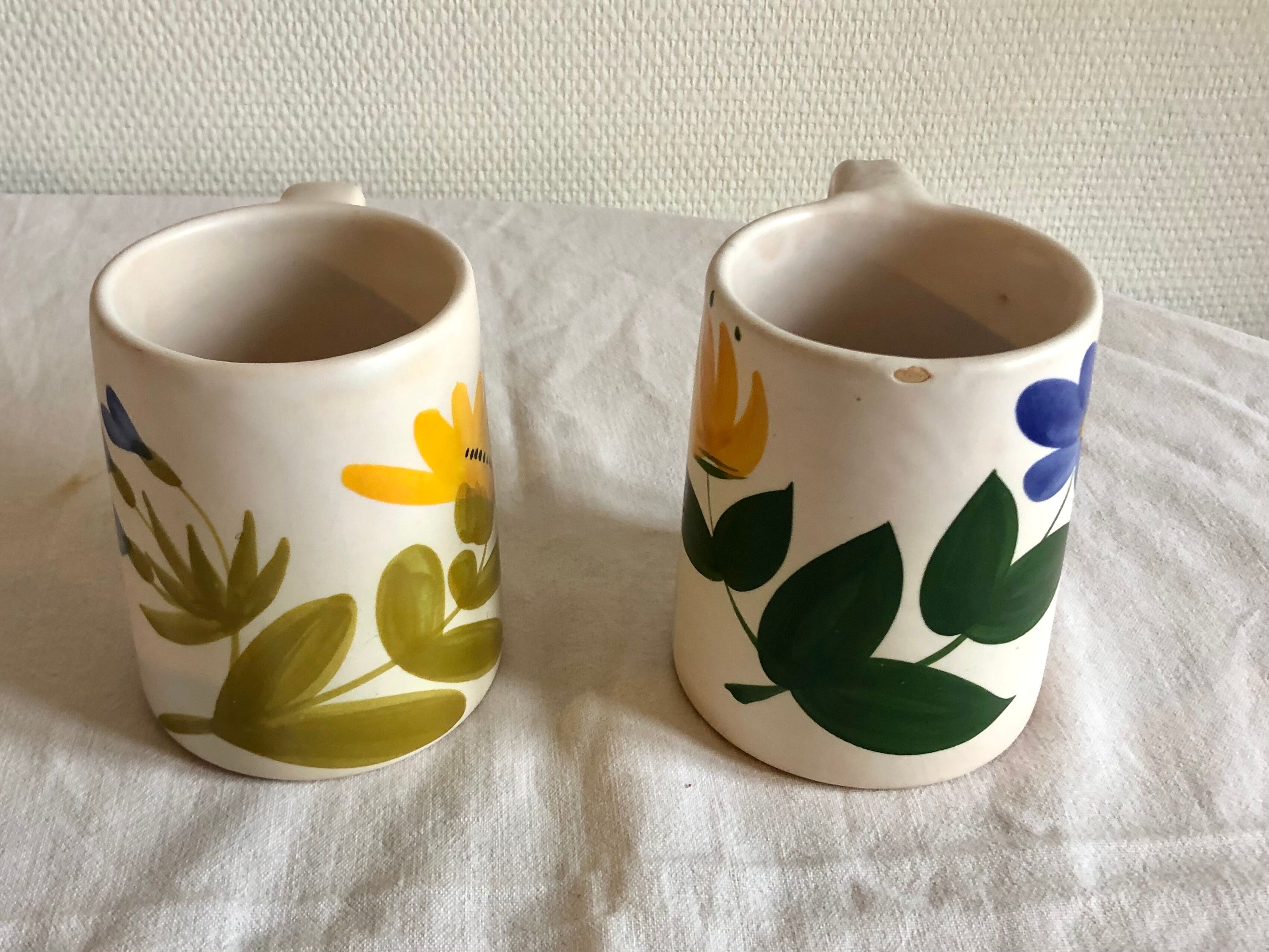 Duo de mugs vintage 70s en grès au décor de fleurs peints à la main