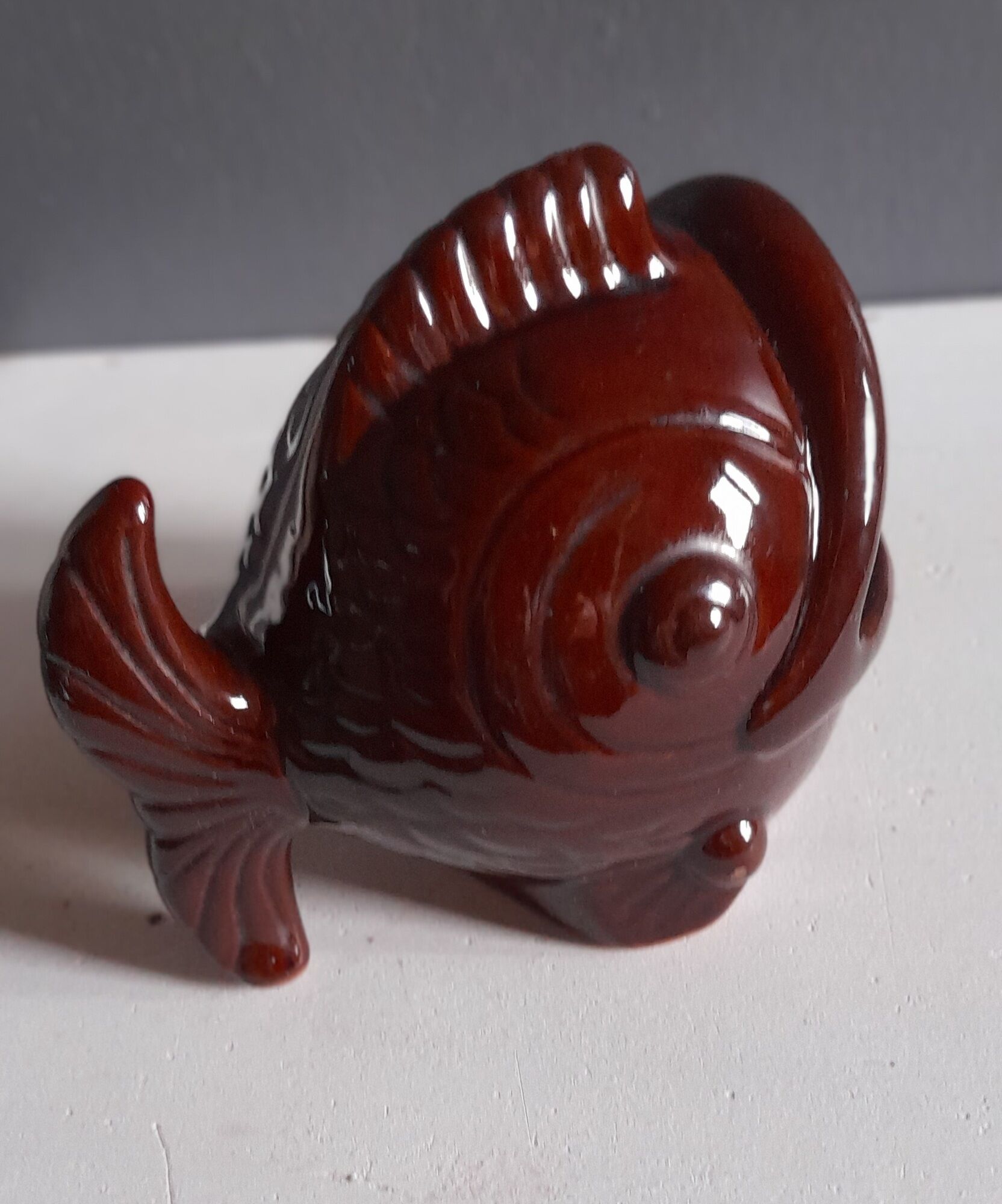 Cendrier poisson, céramique émaillée marron, art deco des années 40-50