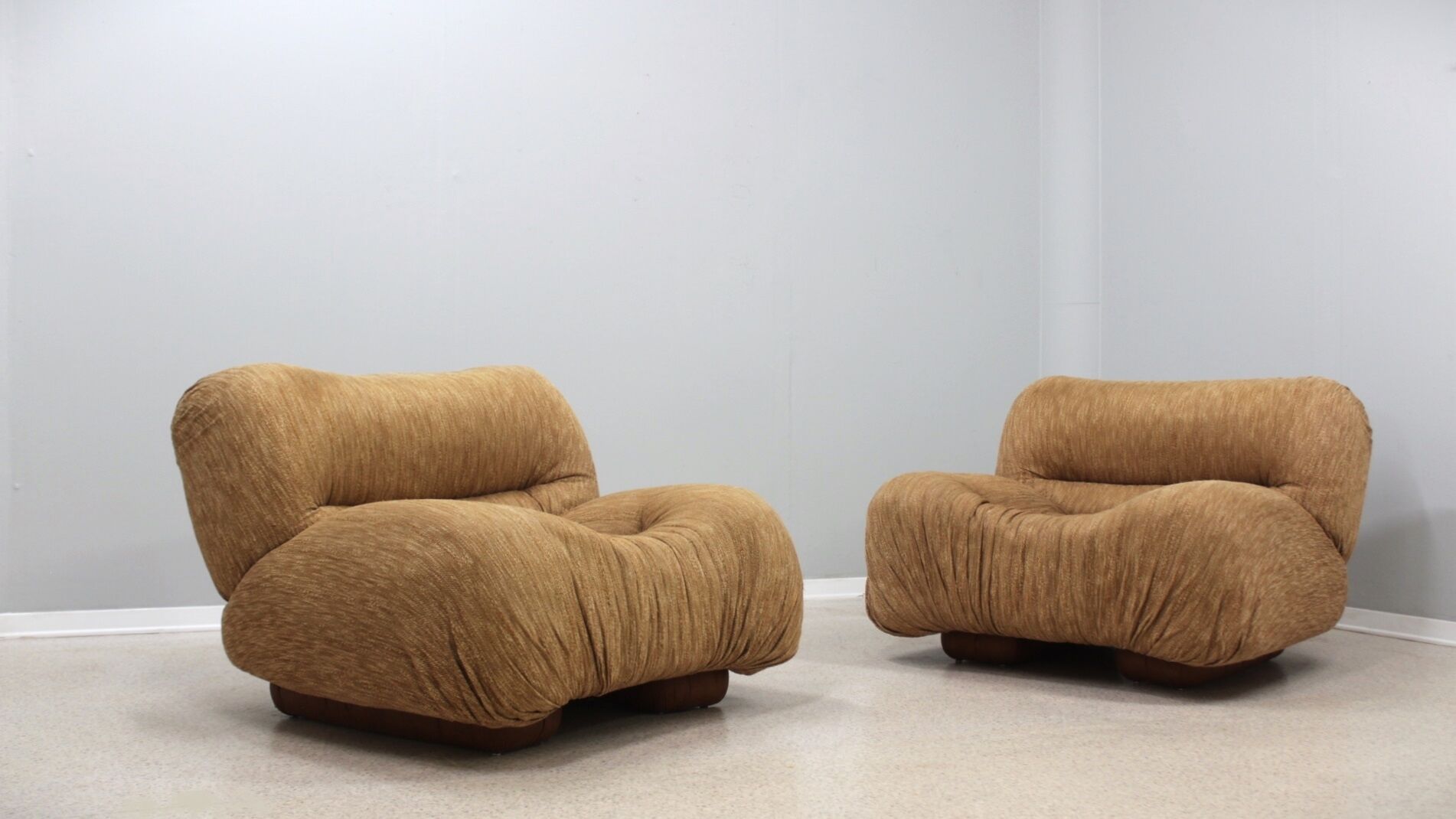 Pair of armchairs by Giuseppe Rossi di Albizzate, 1970s
