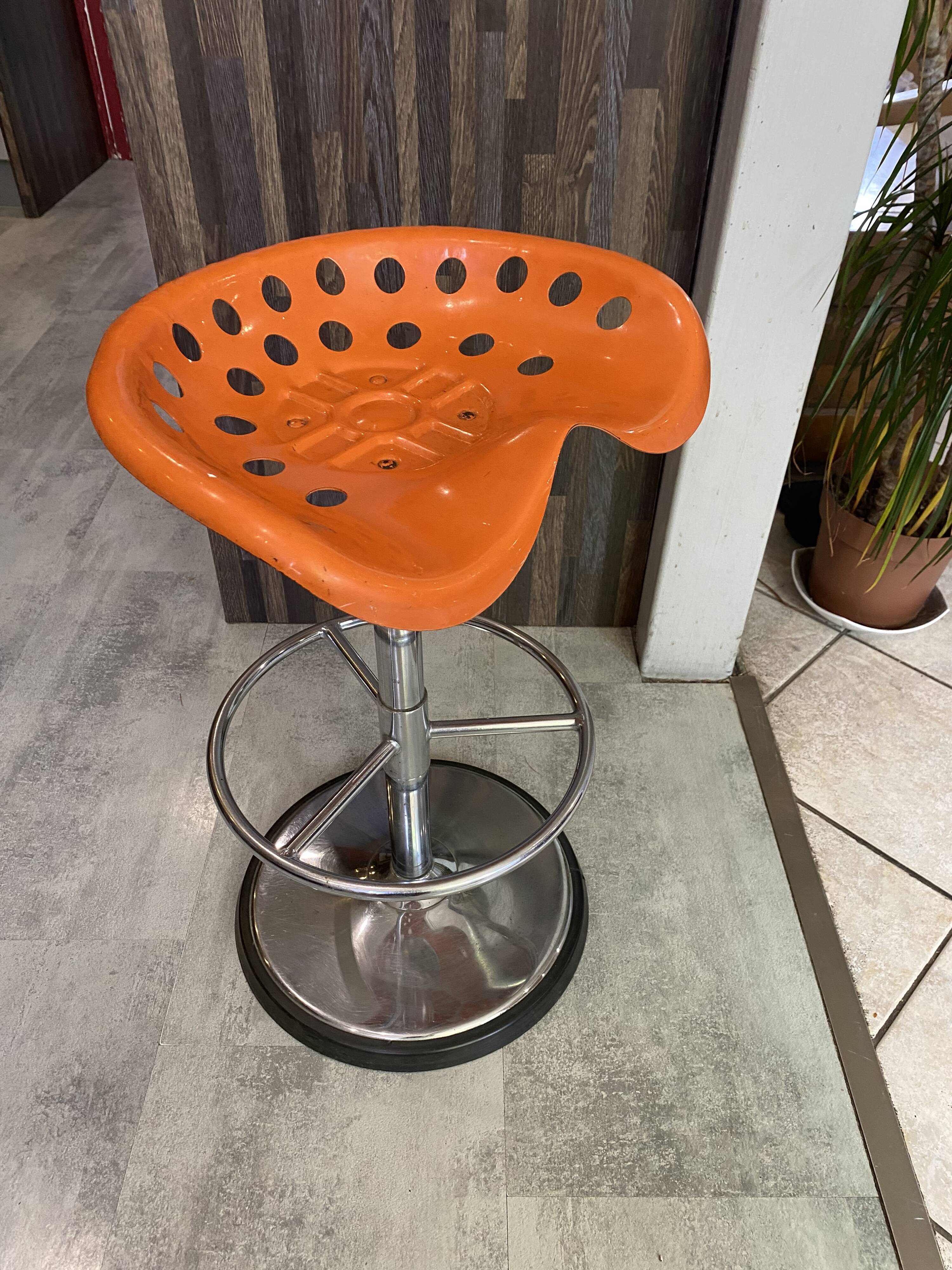 Orange tractor stool Pivoting mower Etienne Fermigier mirima 70
