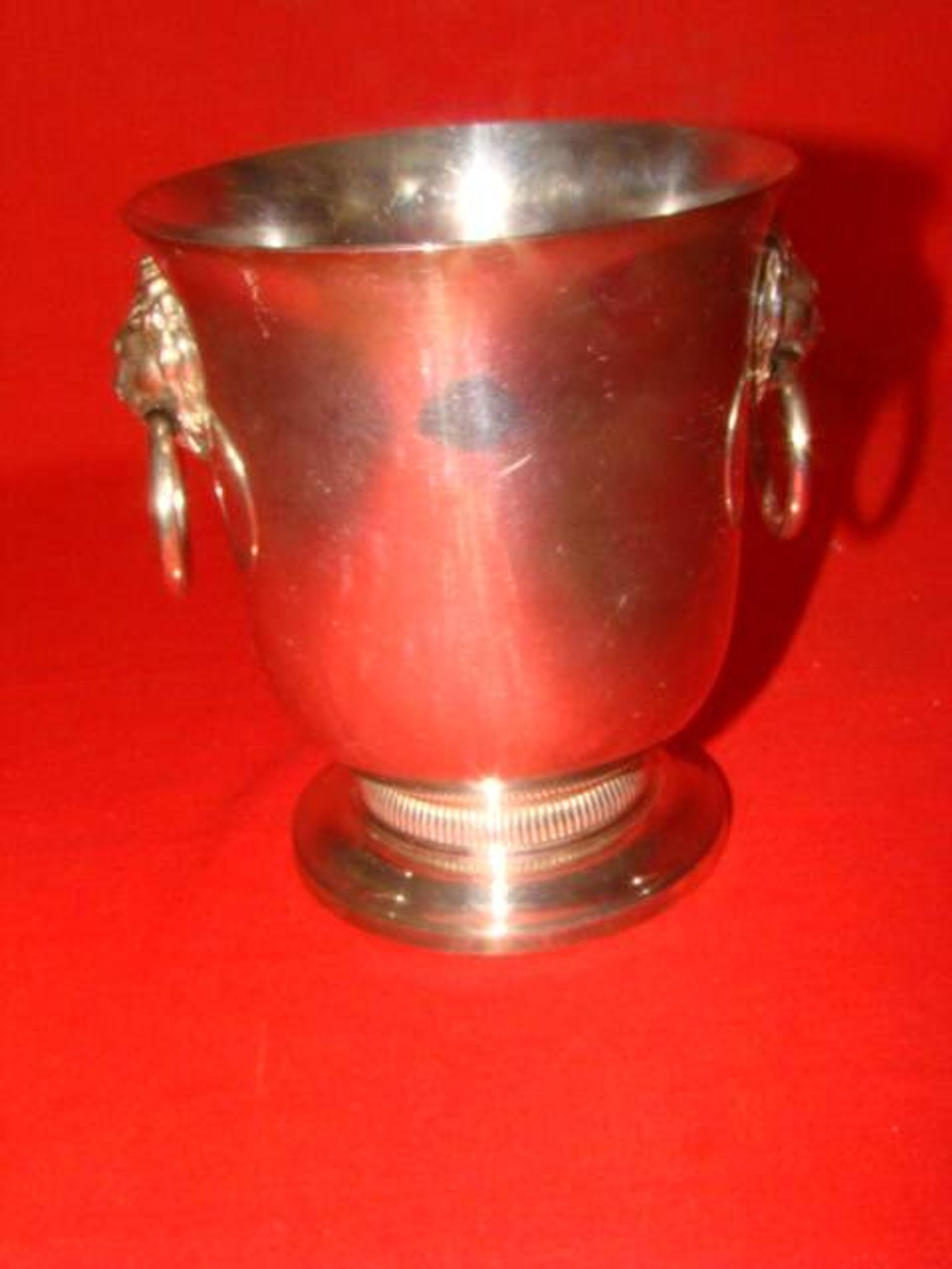 silver-plated ice bucket "with lion heads" from the 1970s