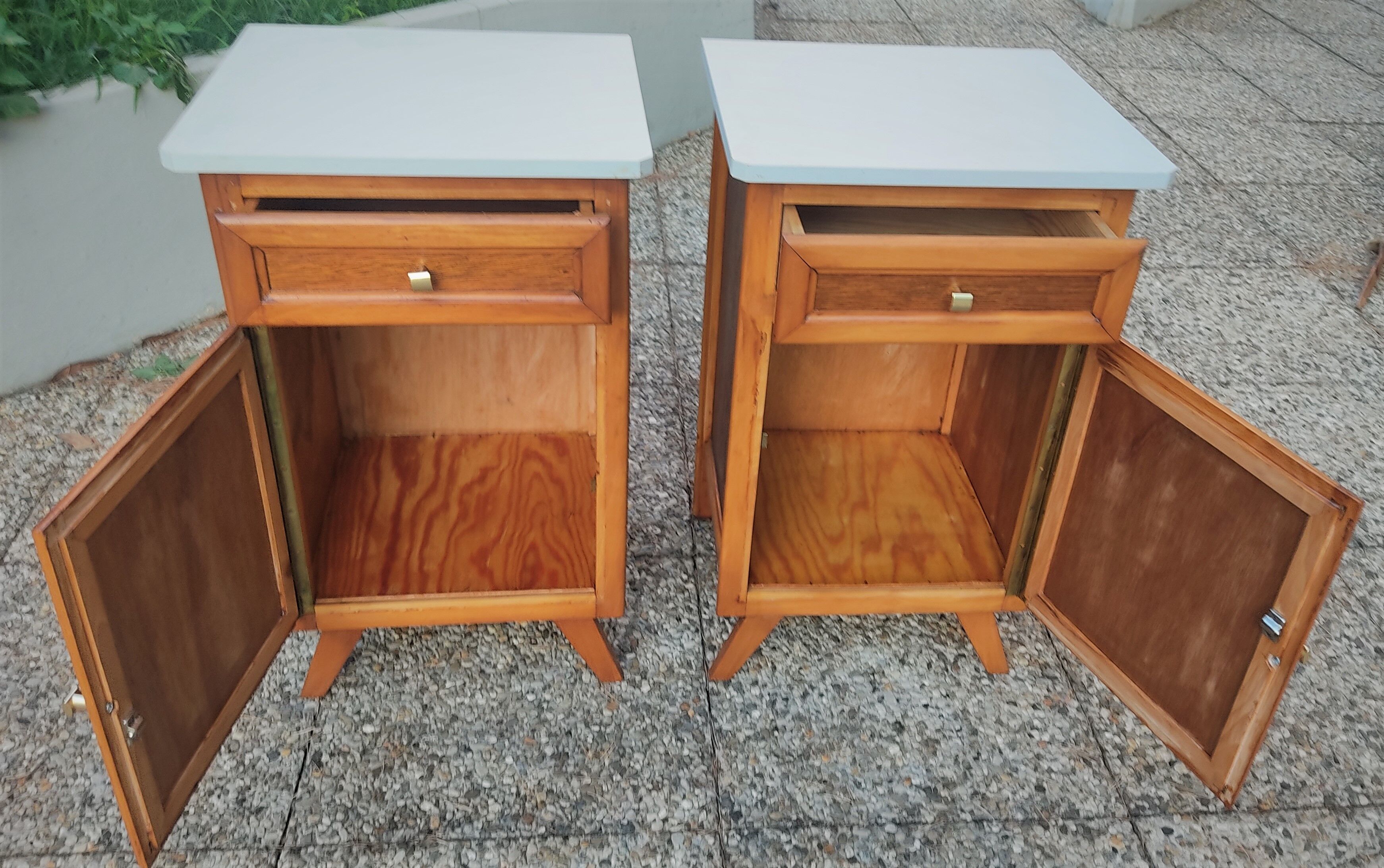 Pair of oak bedside tables, a. 1950; compass base, vintage retro design
