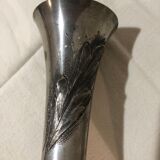 Vase en étain décor fleurs. Signé A. Thévenin