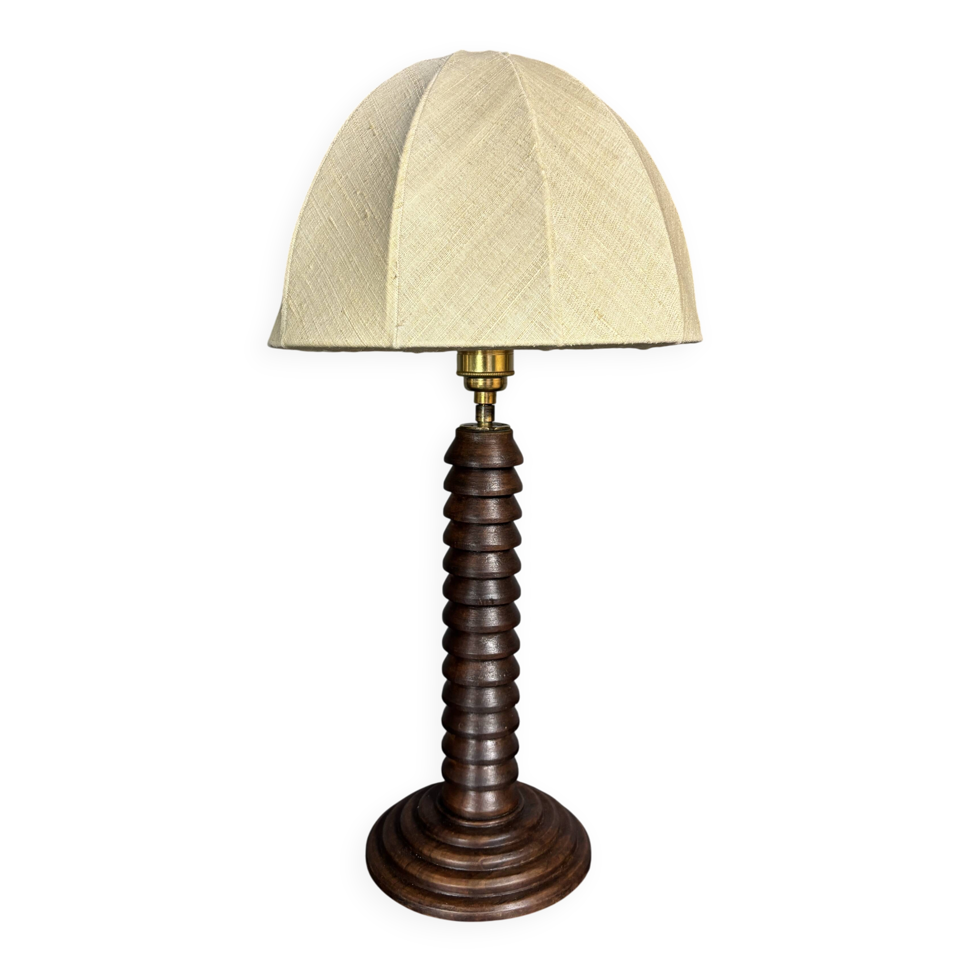 Lampe de table en bois tourné brutaliste du milieu du siècle dans le style de Charles Dudouyt, années 1950.
