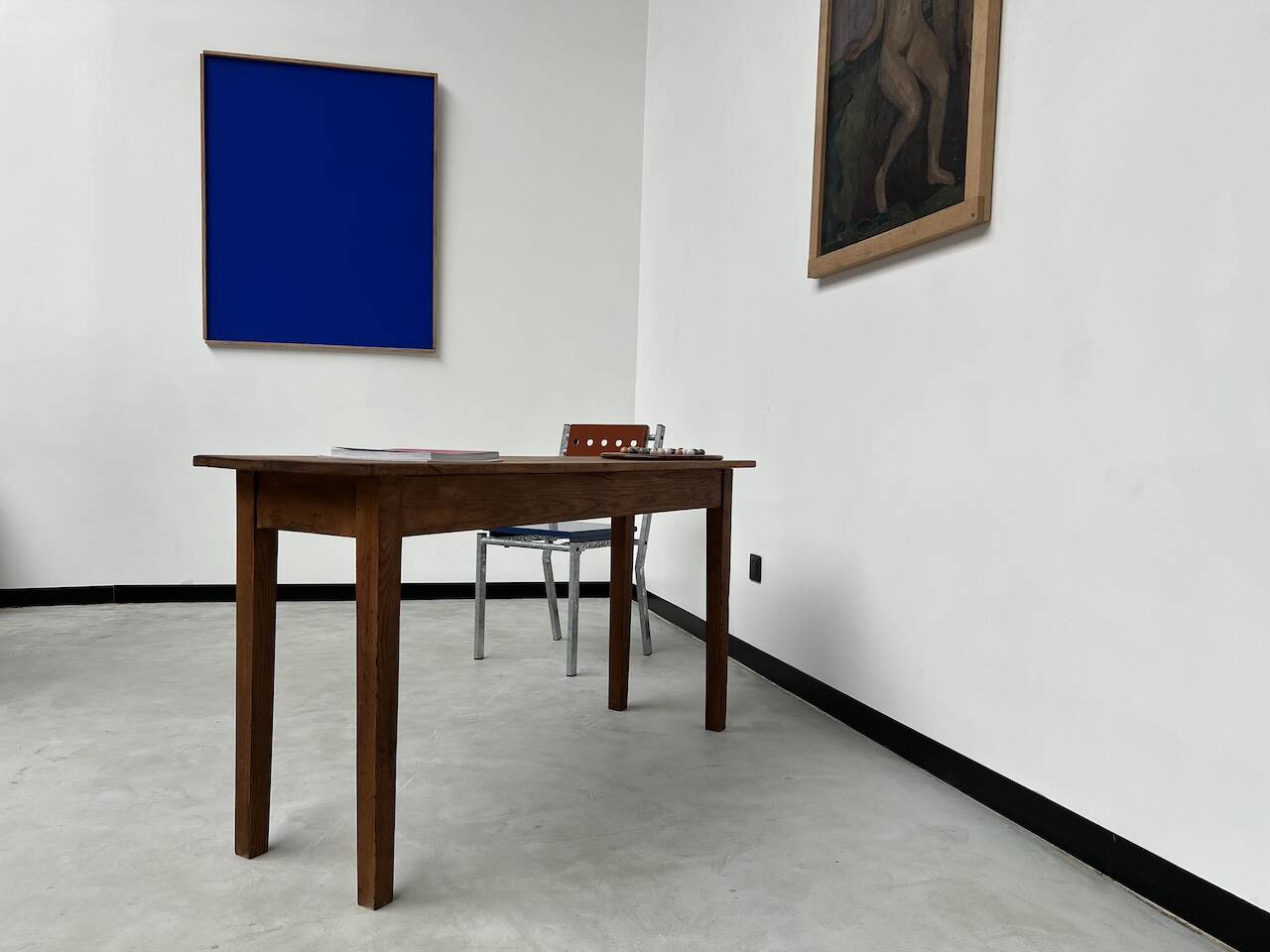 Small old console in solid oak, with spindle legs