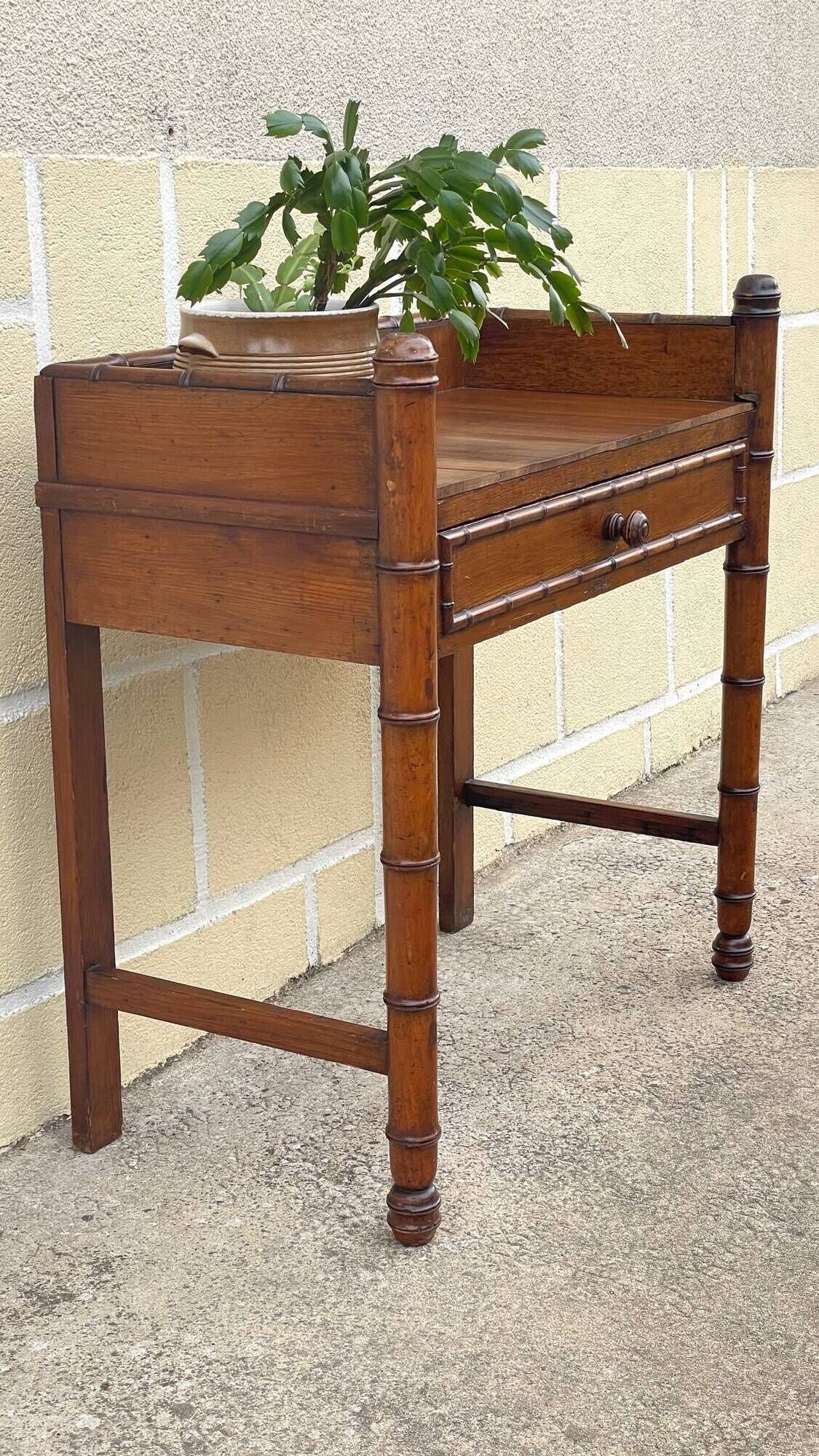 BUREAU Console 1900 called BAMBOO