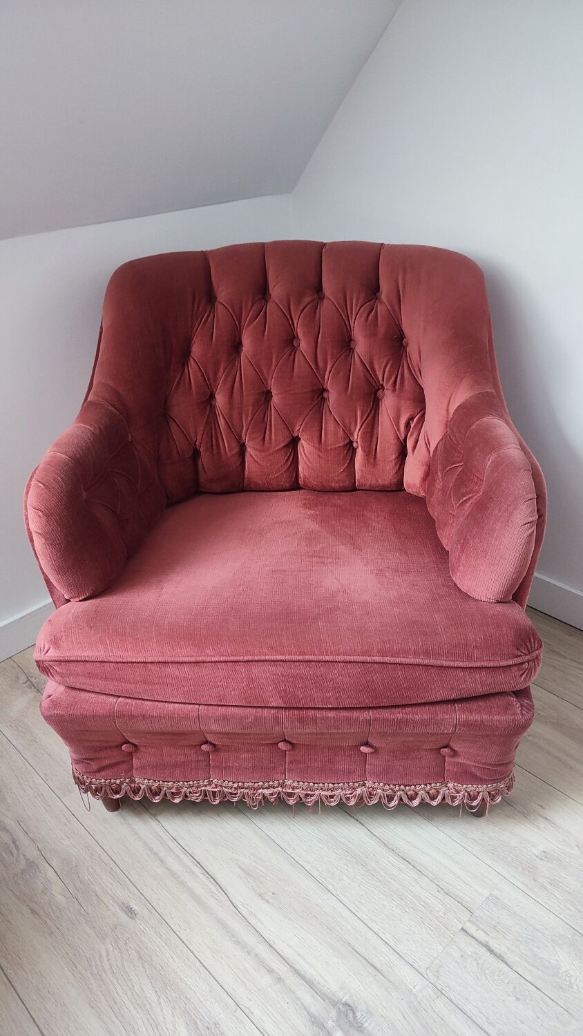 Fauteuil velours vieux rose et son repose pied