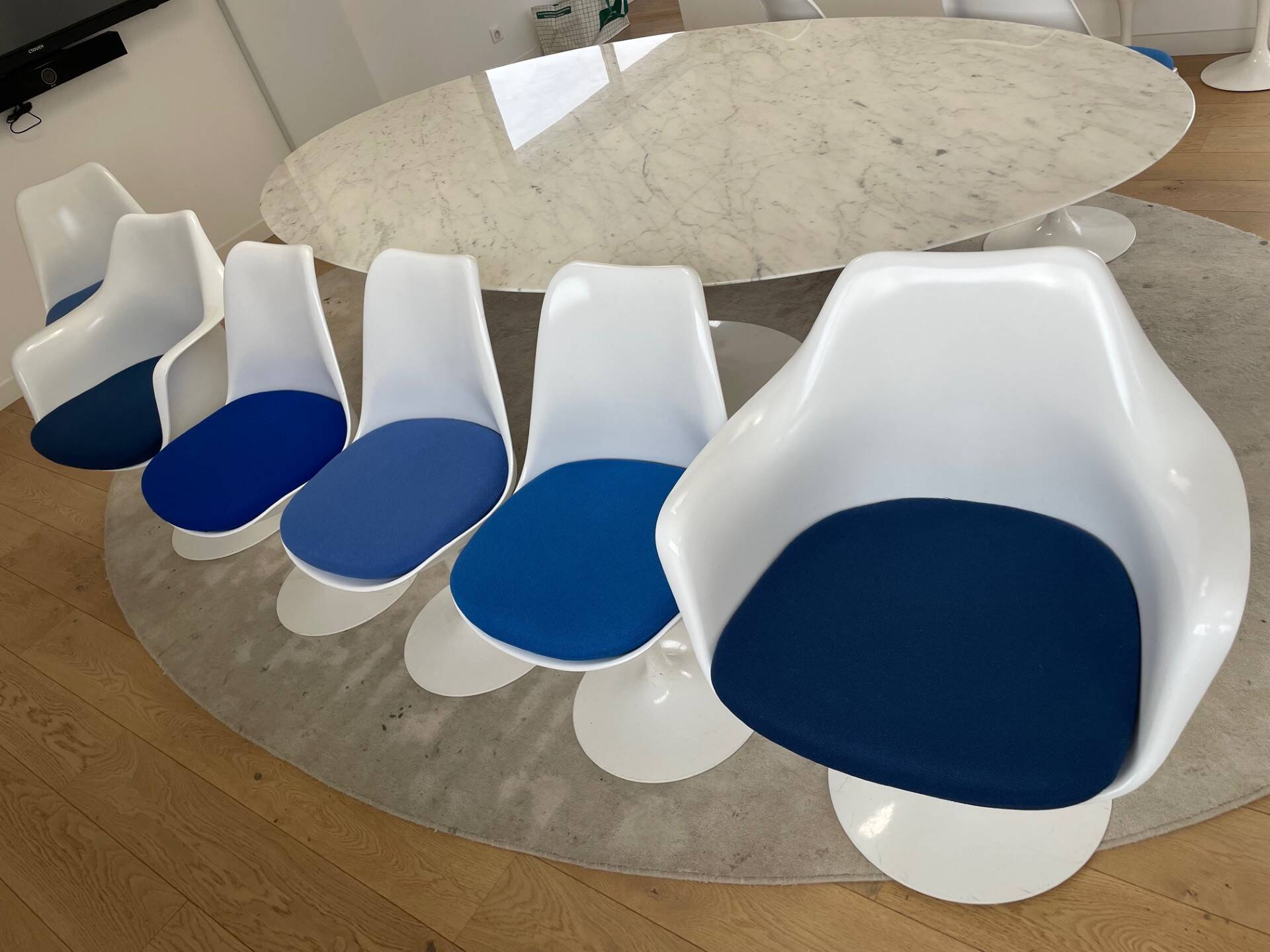 Oval Knoll Saarinen table in Carrara marble + 8 original Tulip chairs
