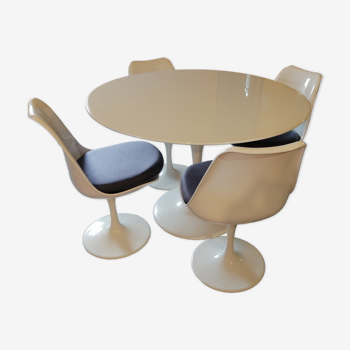 Table et chaises pieds tulipe