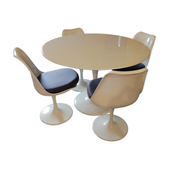 Table et chaises pieds tulipe