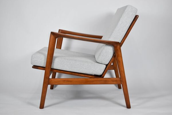 Fauteuil original restauré, tissu gris clair, années 1960, usine de meubles Swarzedzka