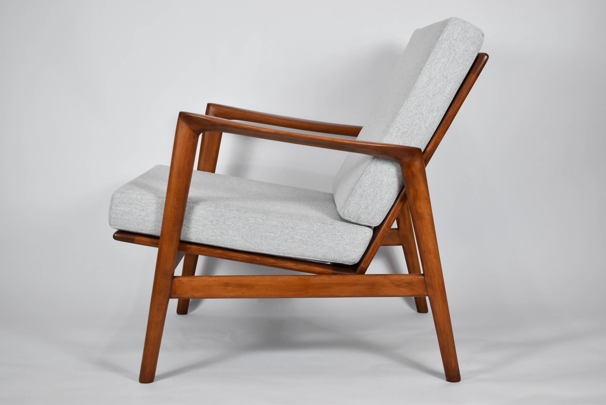 Fauteuil original restauré, tissu gris clair, années 1960, usine de meubles Swarzedzka