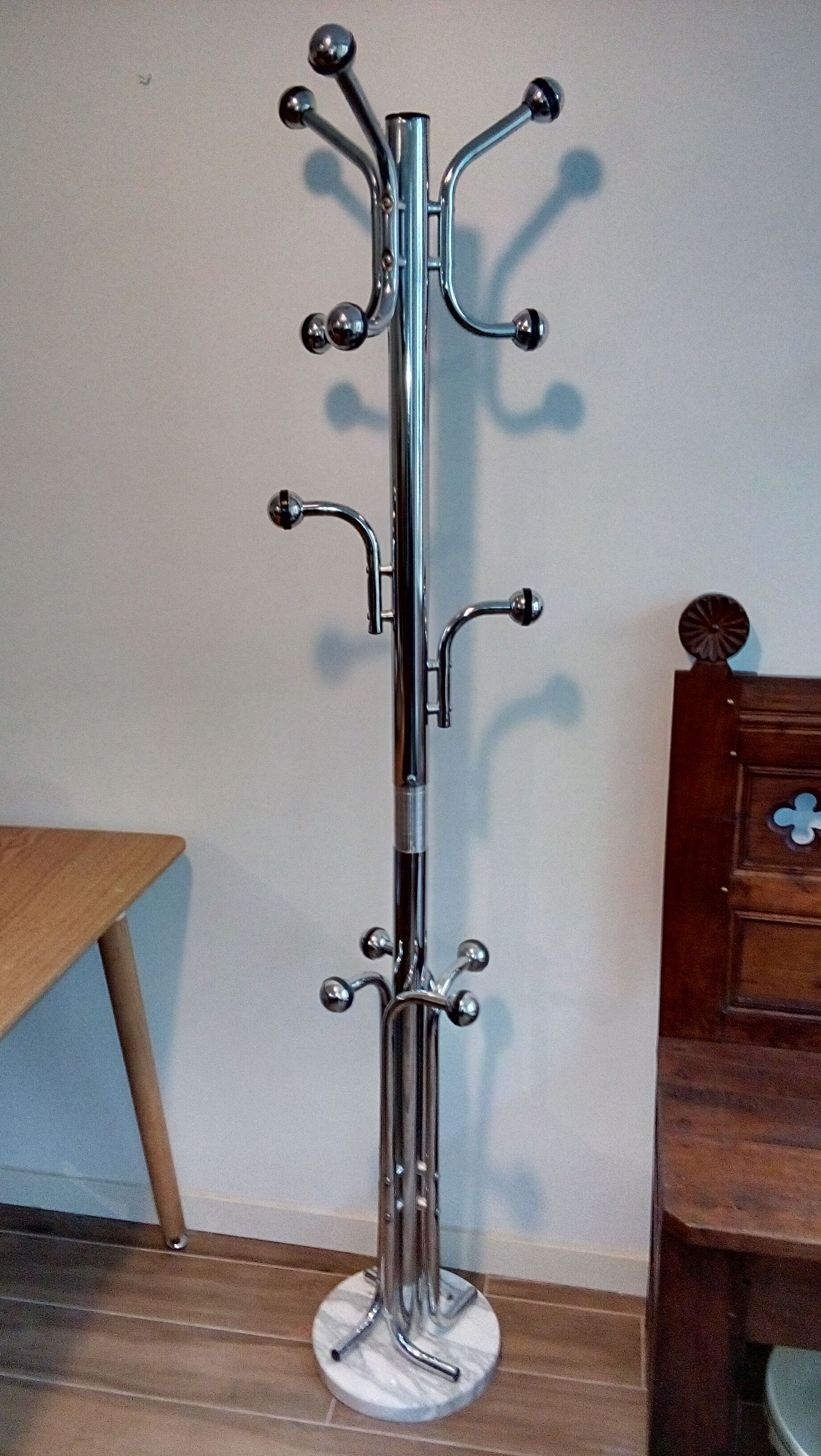 Metal parrot coat rack