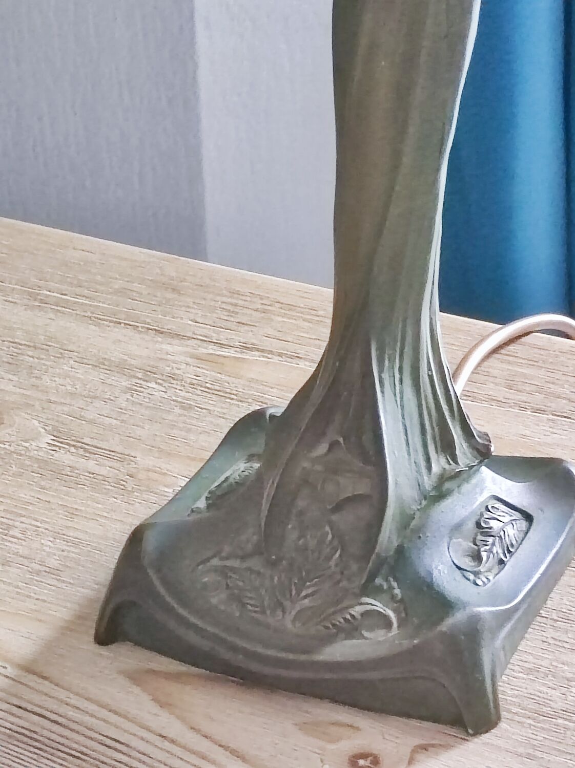 Women's statuette lamp