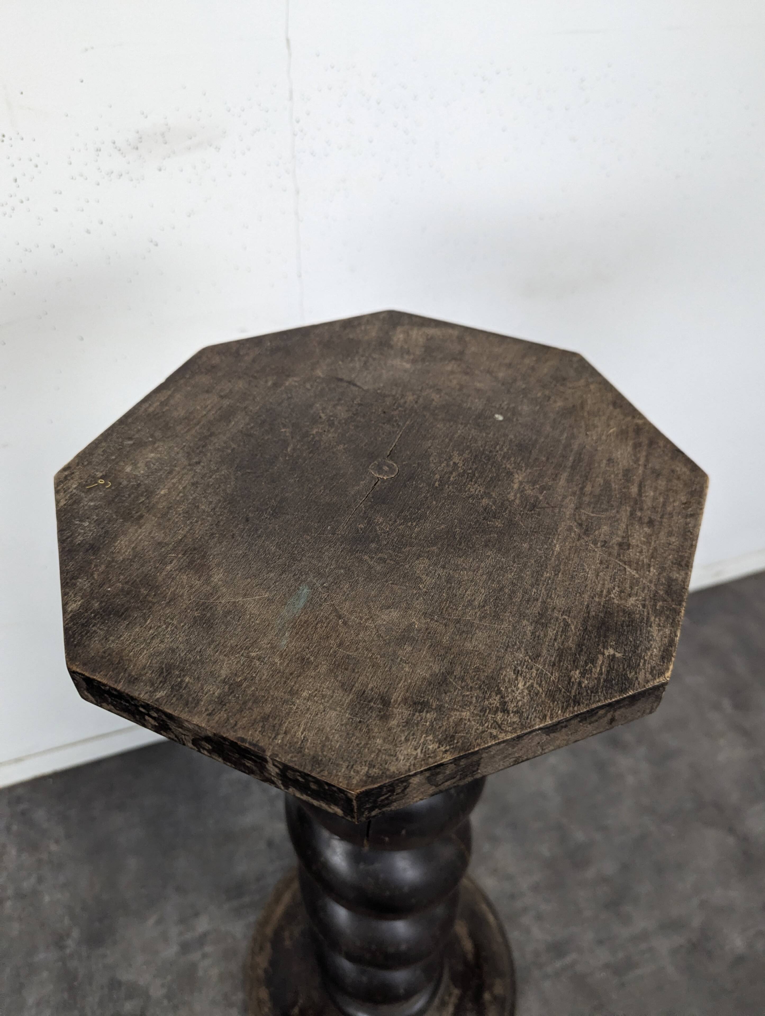 Sellette torsadée en bois noirci à plateau octogonal
