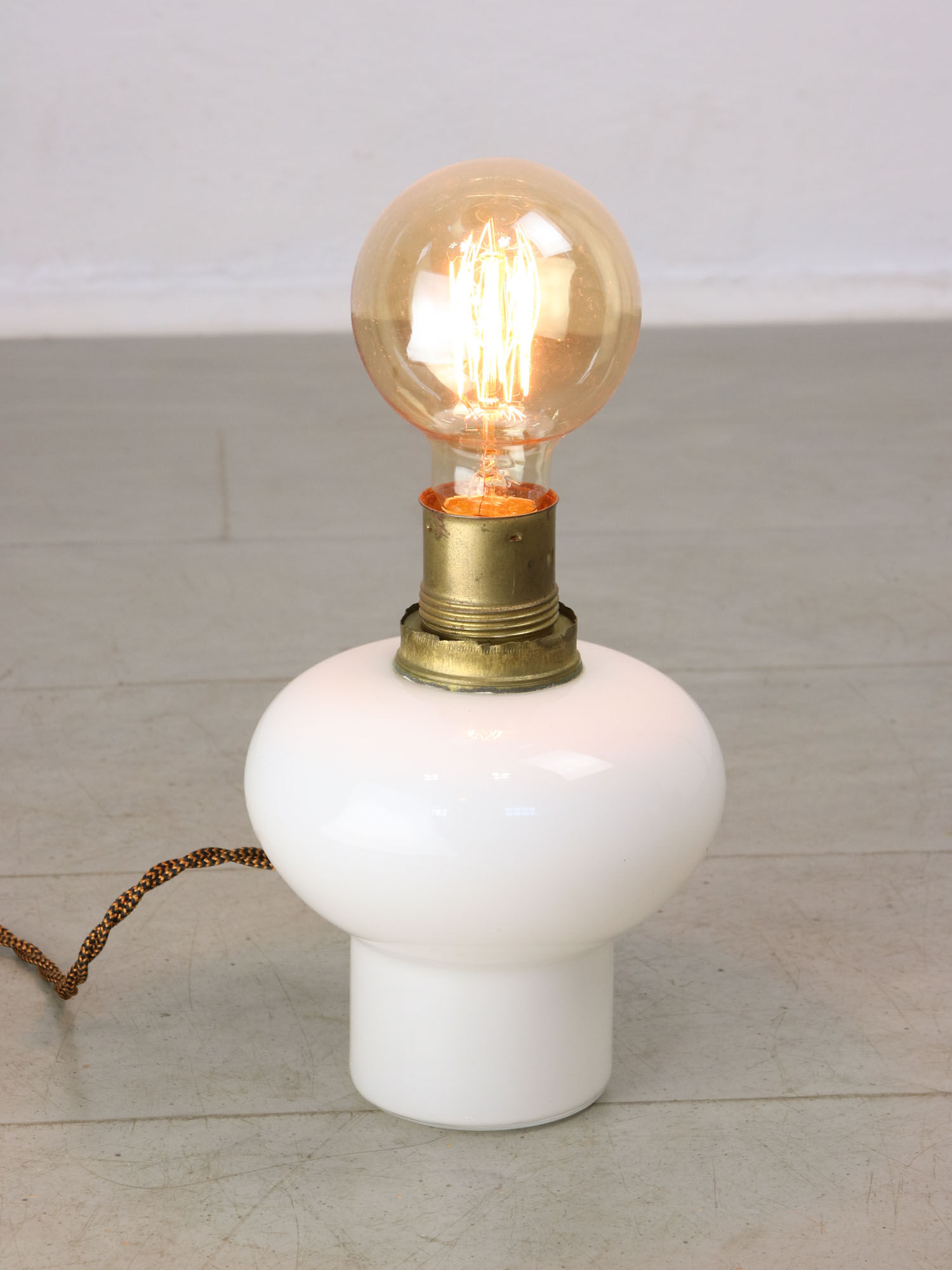 Lampe de table italienne en laiton et opaline du milieu du siècle