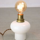 Lampe de table italienne en laiton et opaline du milieu du siècle