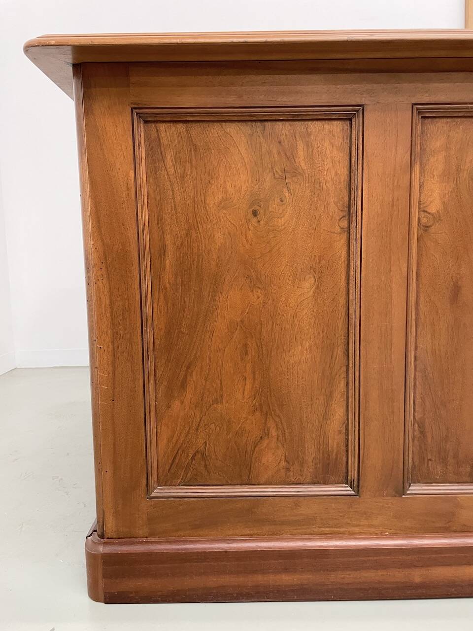 Comptoir ou bureau en noyer années 50