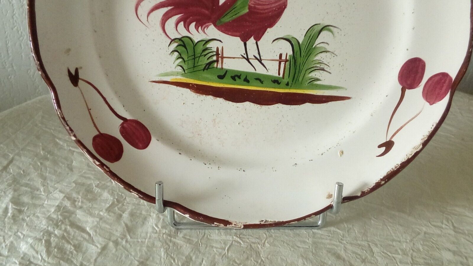 Assiette en faience st clement coq aux cerises 20 eme