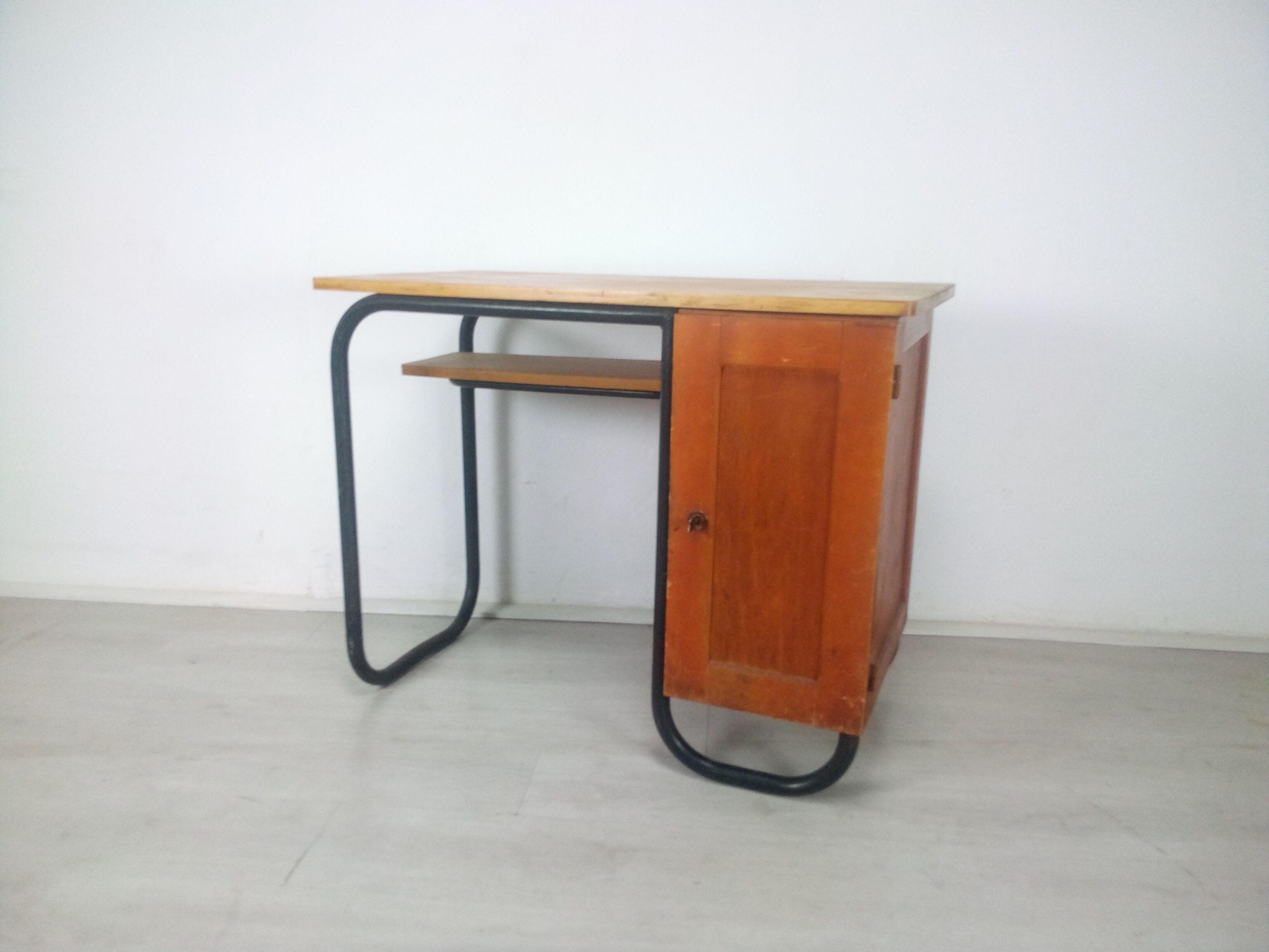 Desk model S22 by Jacques Hitier produced by Mobilor