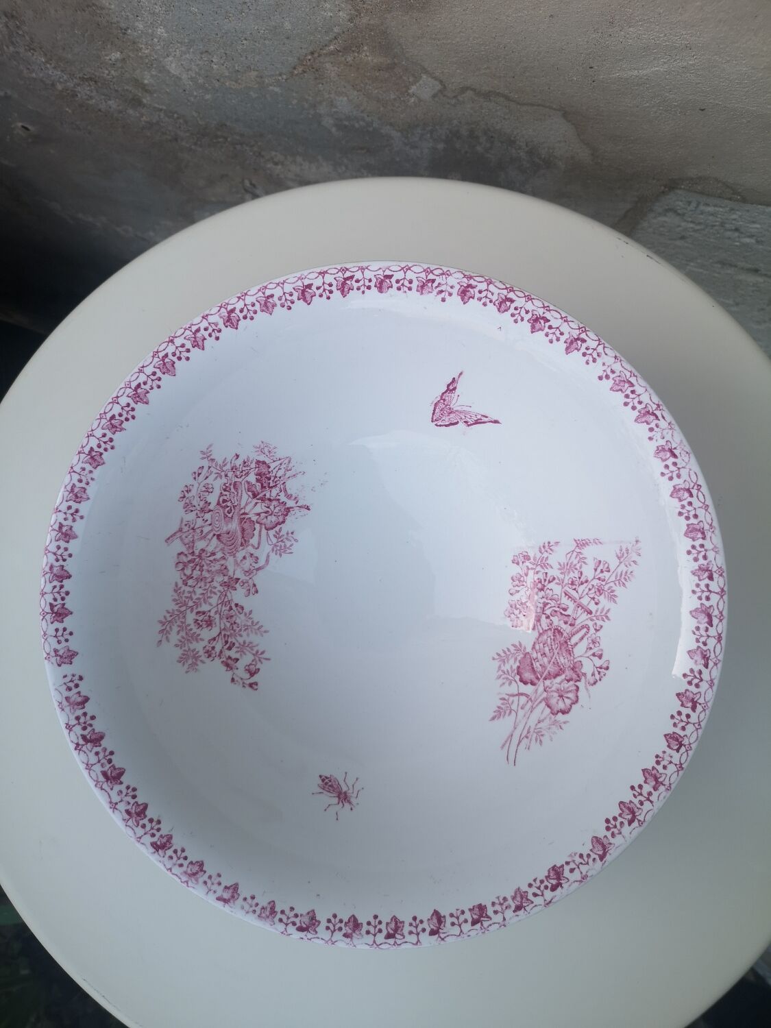 Salad bowl with pink decoration in iron earth