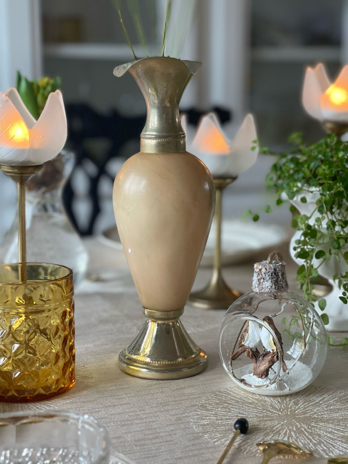 2 alabaster soliflores