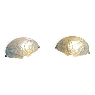 Pair of Art Deco wall lights from the 1930s in frosted moulded glass.