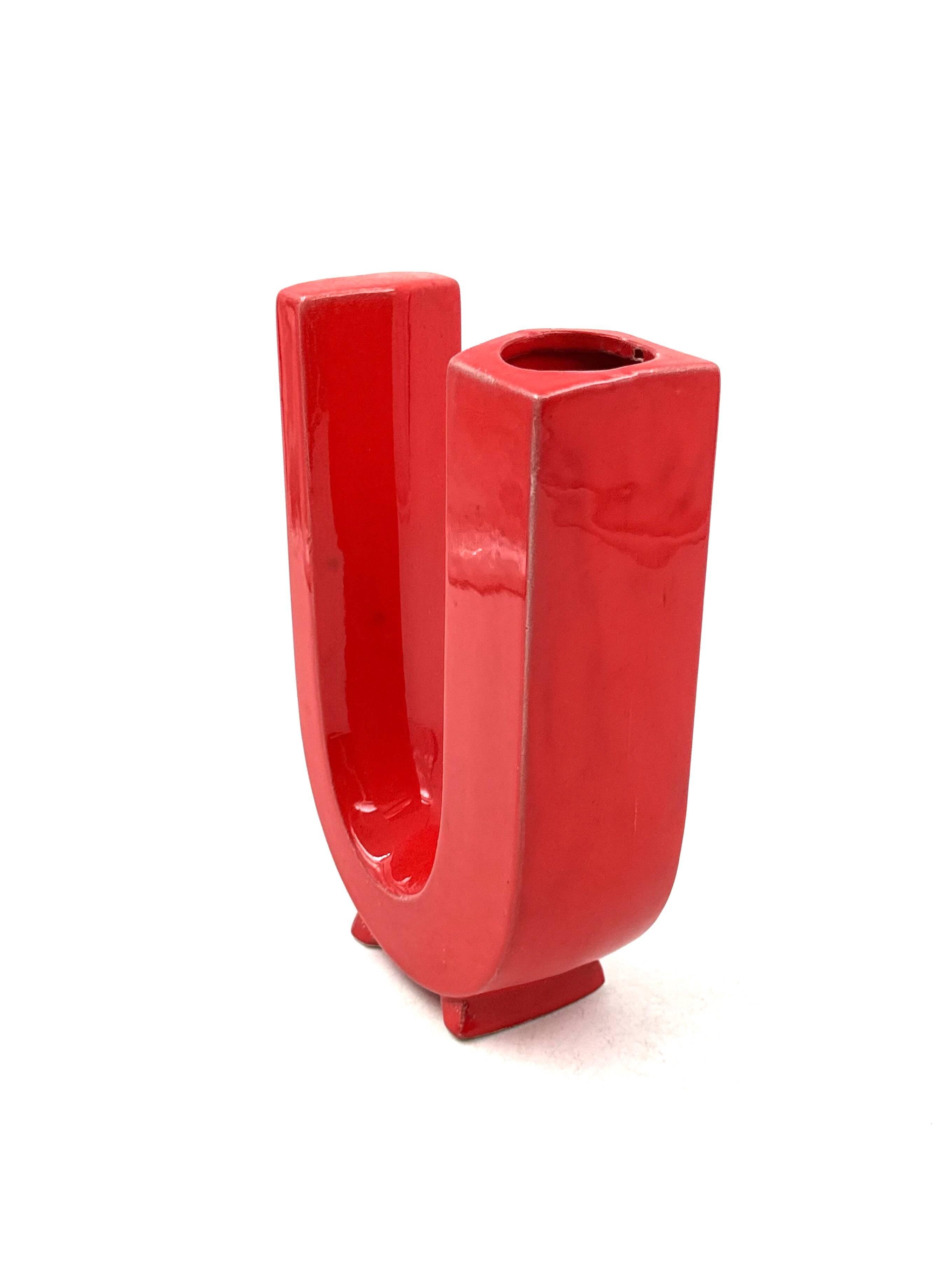 Space age red U letter ceramic solifleur vase, Marcel Radureau Francia 1970