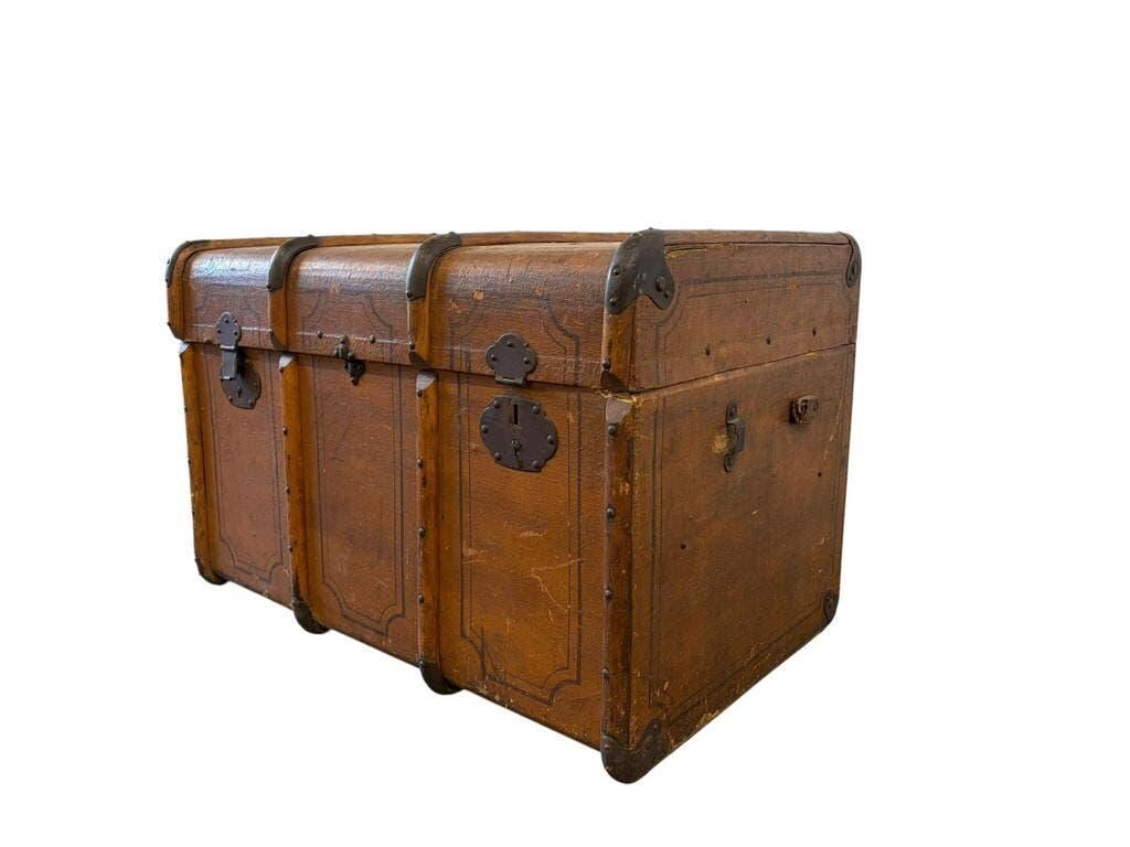 Brown wooden XL vintage chest / trunk / side table
