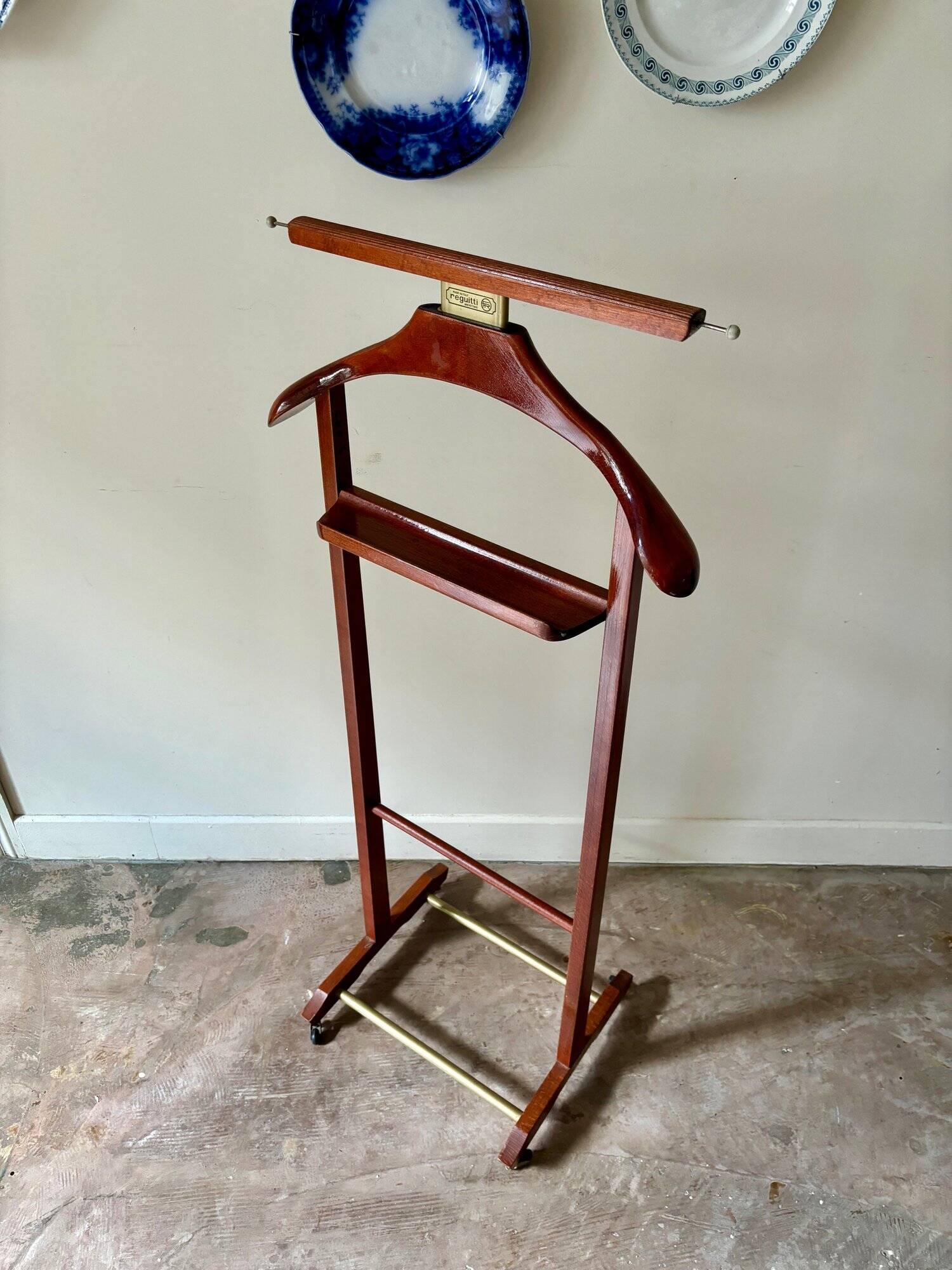 Reguitti valet on casters in dark wood