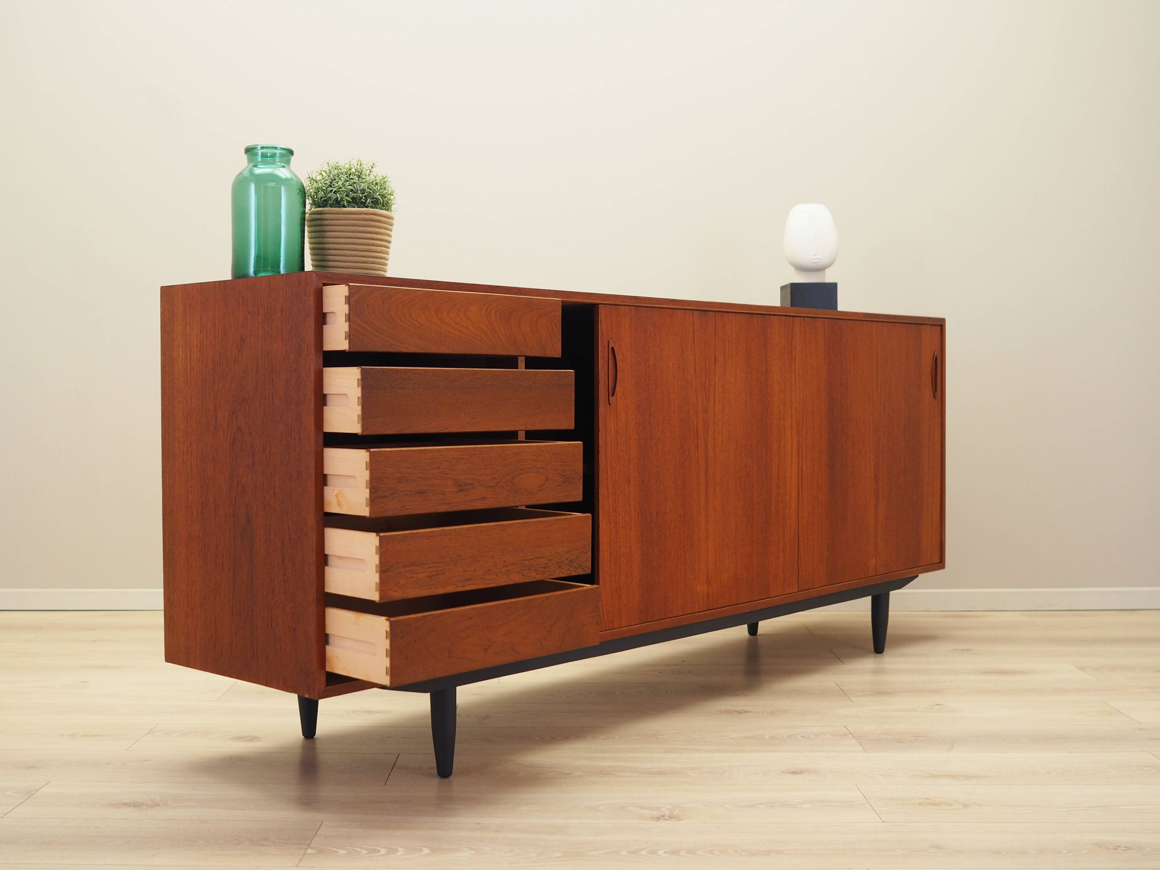 Buffet en teck, design danois, années 1970, production : Danemark