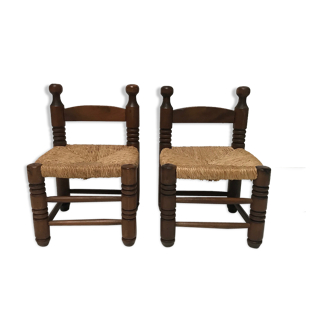 Paire de chaises basses rustiques en osier et chêne  Paire de chaises bas rustiques en osier et chêne
