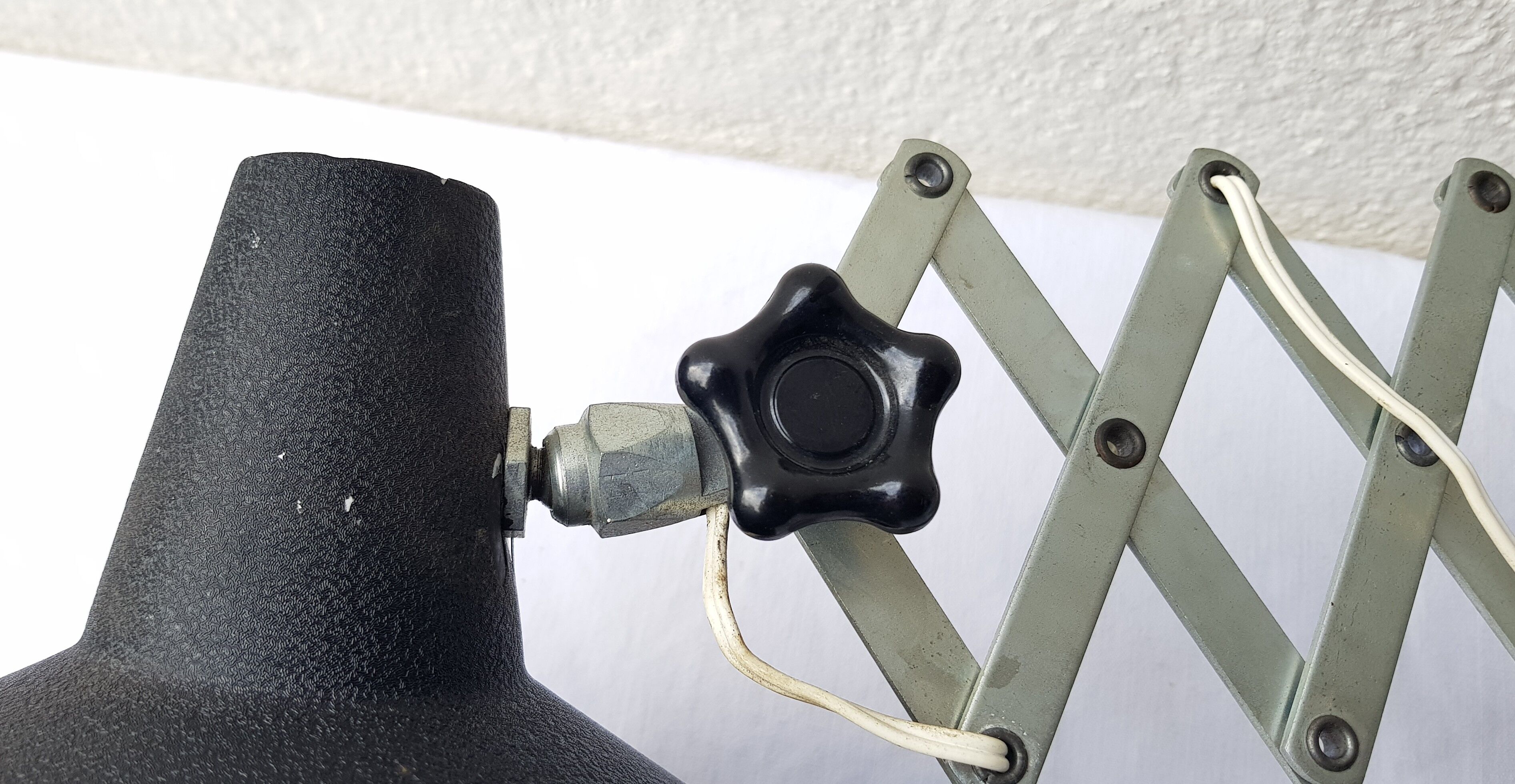 Zig zag style workshop accordion Wall lamp