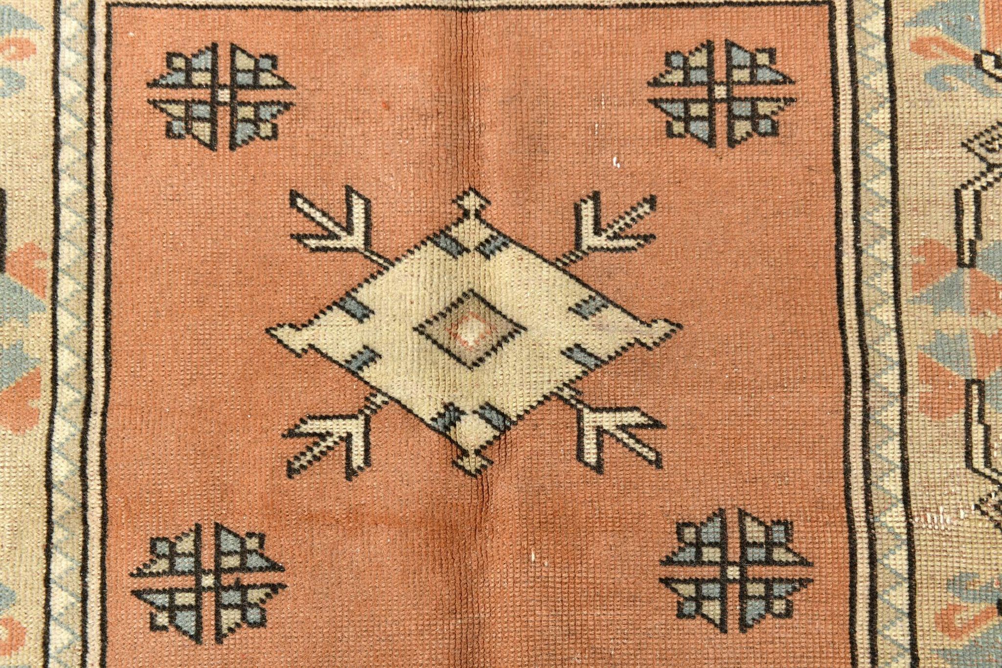 Tapis persan carré saumon et crème, 194x212 cm